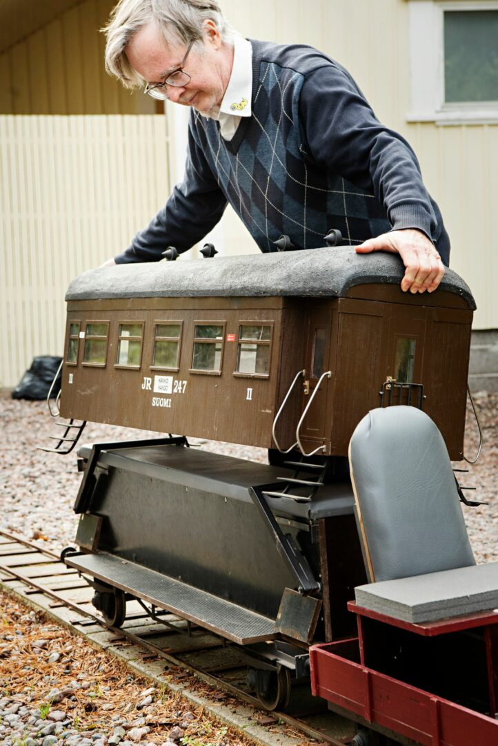 Nyström nostaa paikoilleen 1970-luvun mallin matkustaja­vaunun julkisivun. © Susa Junnola