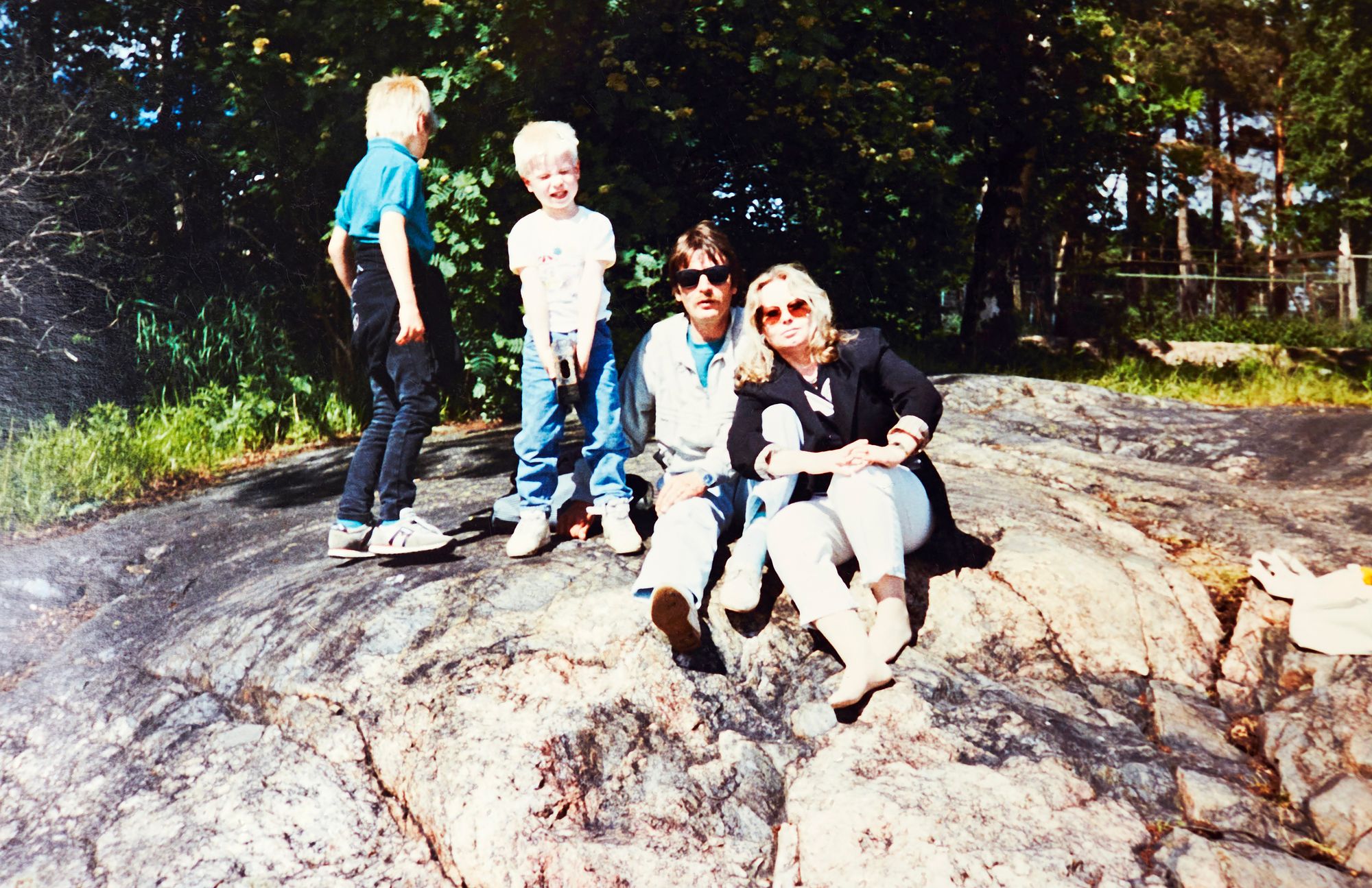 Jussi (toinen vasemmalta) isoveljensä ja vanhempiensa kanssa harvinaisella retkellä Korkea­saaressa. Kuvanotto­hetkelläkin vanhemmat olivat Jussin mukaan humalassa.