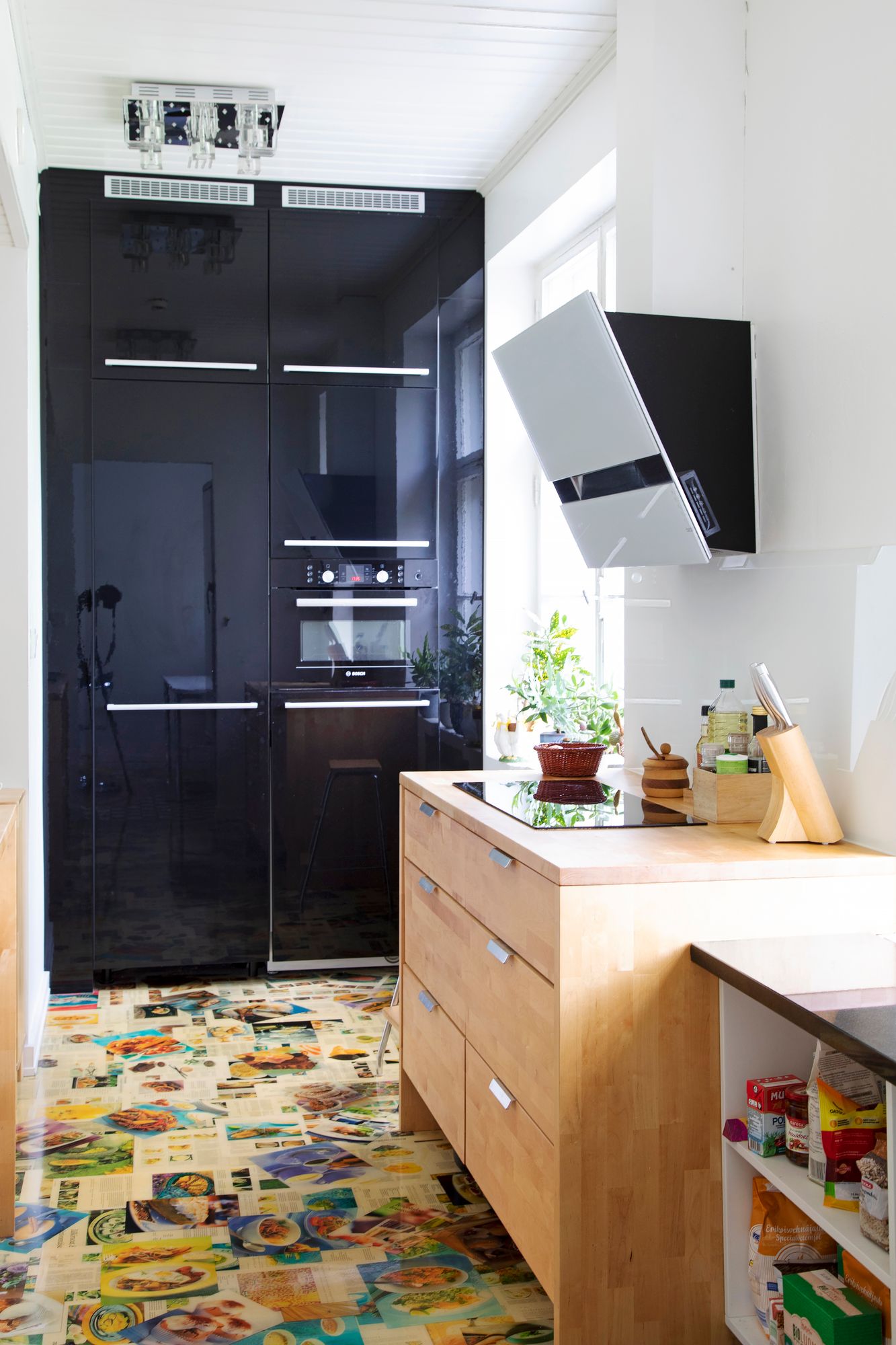 Keittiön lattian kuviot ovat keittokirjan sivuja. © Suvi Elo