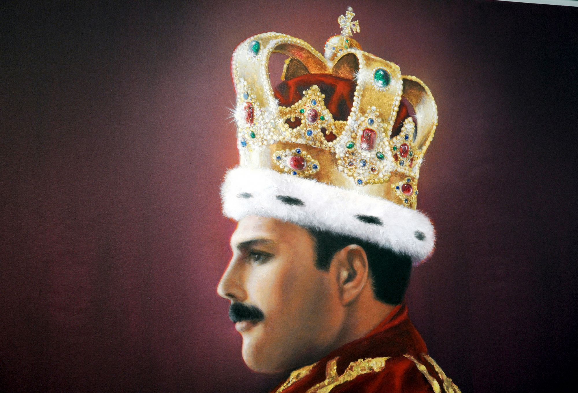   Queenin tunnetun Wembleyn konsertin lopuksi vuonna 1986 Freddie puki ylleen Britannian kuningashuoneen tunnukset: viitan ja kruunun. Kuva Jürgen D. Flohrin taideteoksesta. © HORST OSSINGER / AFP / MVPhotos