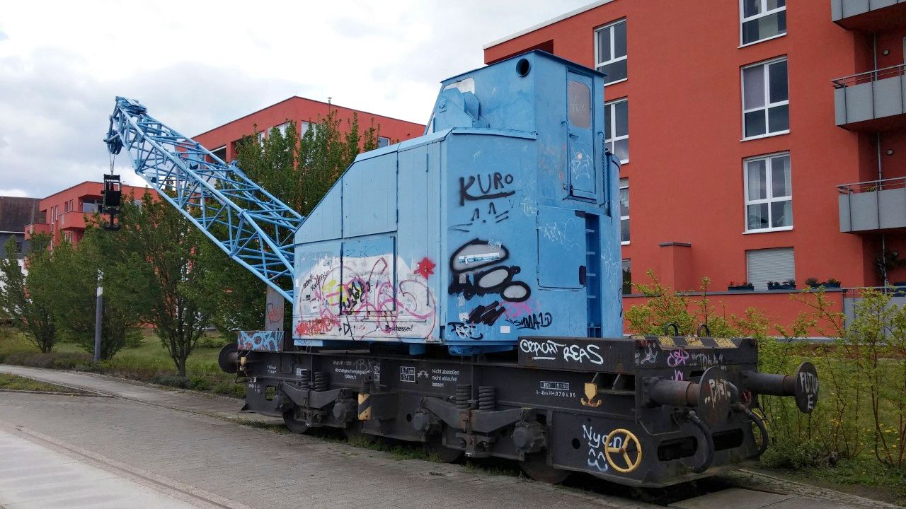 1. Sininen rautatienosturi muistuttaa kaupungin teollisesta historiasta. © Tuula Vainikainen