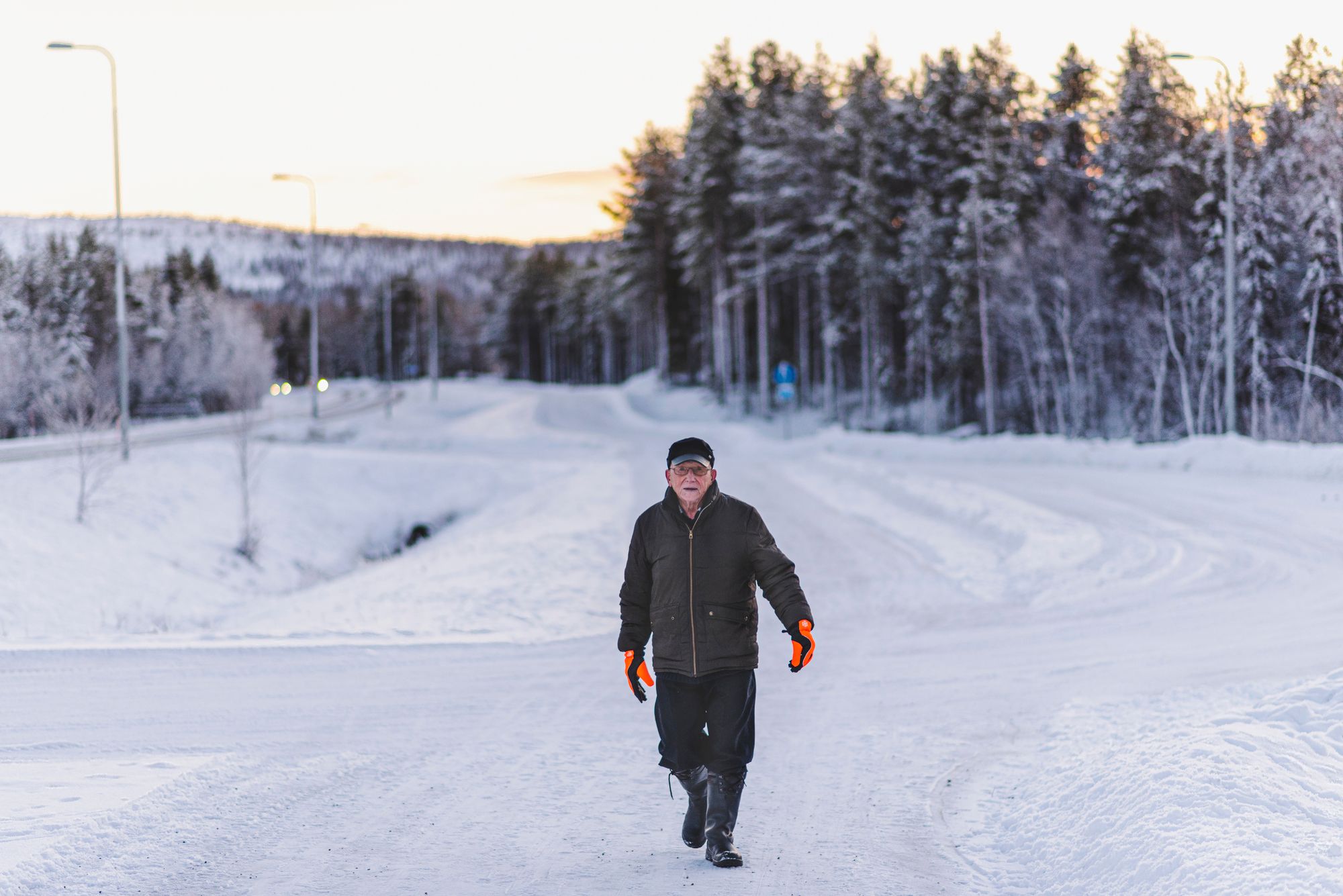 ”Jo Rovaniemi näytti kauhealta, mutta entisestä kotikylästä oli vain savupiiput pystyssä. Kittilässä saksalainen oli tehnyt niin täydellistä työtä polton kanssa.” © Otto Ponto