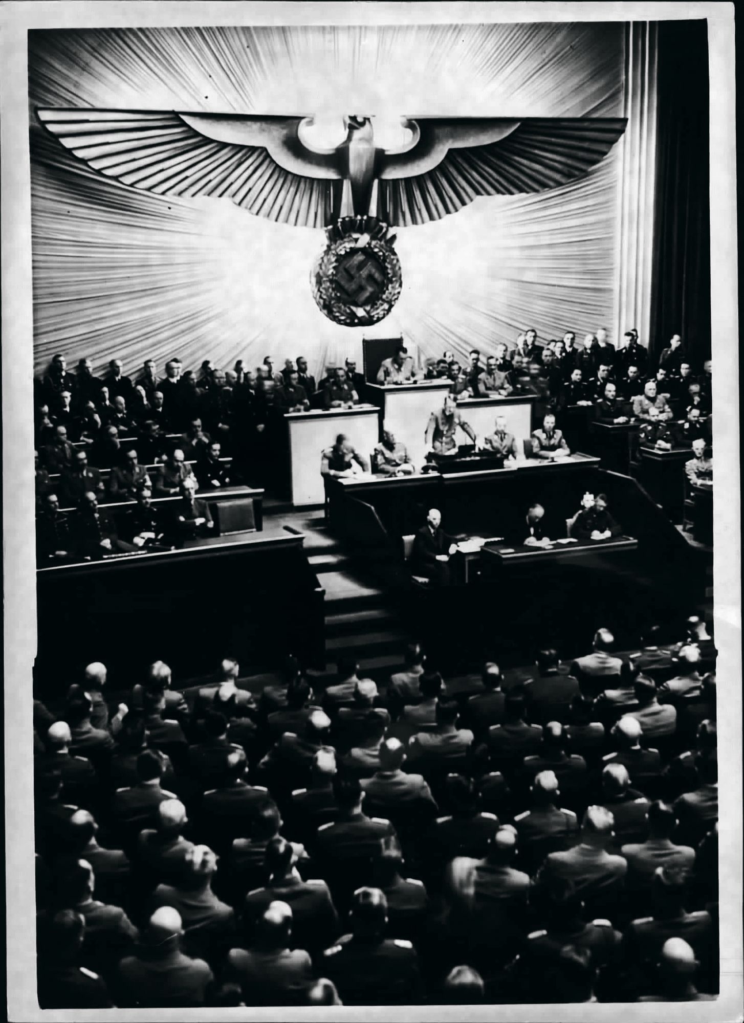 Valtakunnan­kansleri Adolf Hitler puhuu valtiopäivillä joulukuun 11. päivänä 1941, jolloin natsi-Saksa julisti sodan Yhdysvalloille. © APA / Lehtikuva