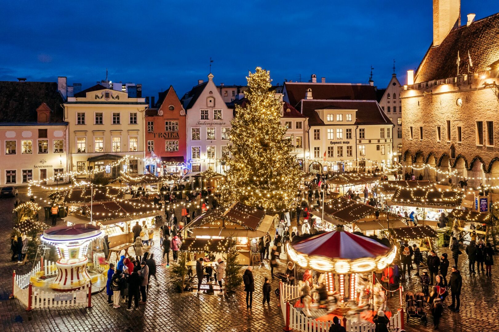 Tallinnan joulumarkkinat ovat palanneet Raati­huoneen torille vuoden tauon jälkeen. Kojuja on kolmisenkymmentä.Käsityöläisille ja pien­yrittäjille kyseessä on vuoden tärkein sesonki.  © Visit Tallinn
