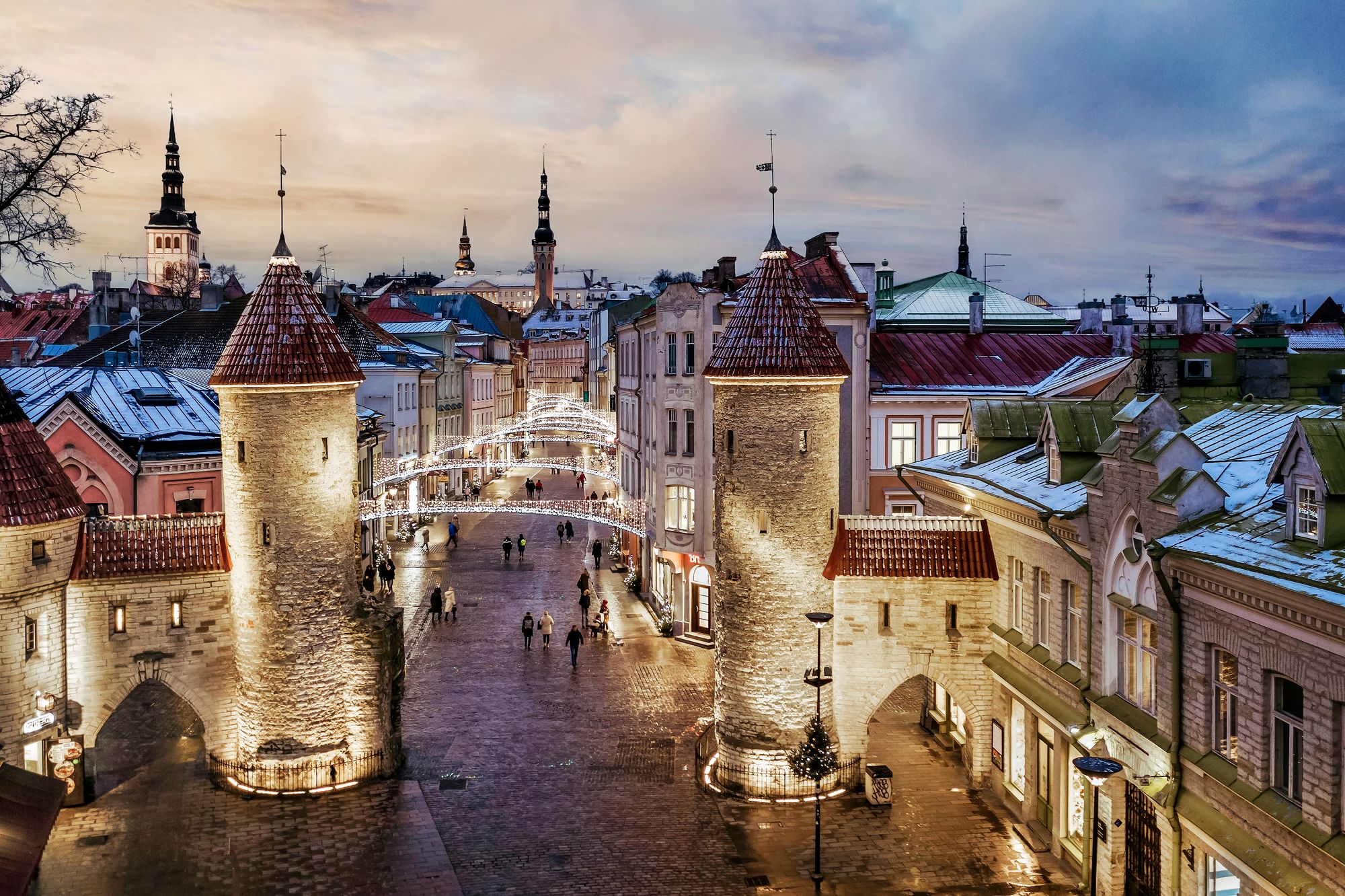 Tanskalaiset hallitsivat Tallinnaa vuosina 1219–1346, jonka jälkeen Tanska myi Tallinnan saksalaiselle ritarikunnalle. Joulumarkkinat ovat saksalaisen kulttuuripiirin perinne. © Visit Tallinn