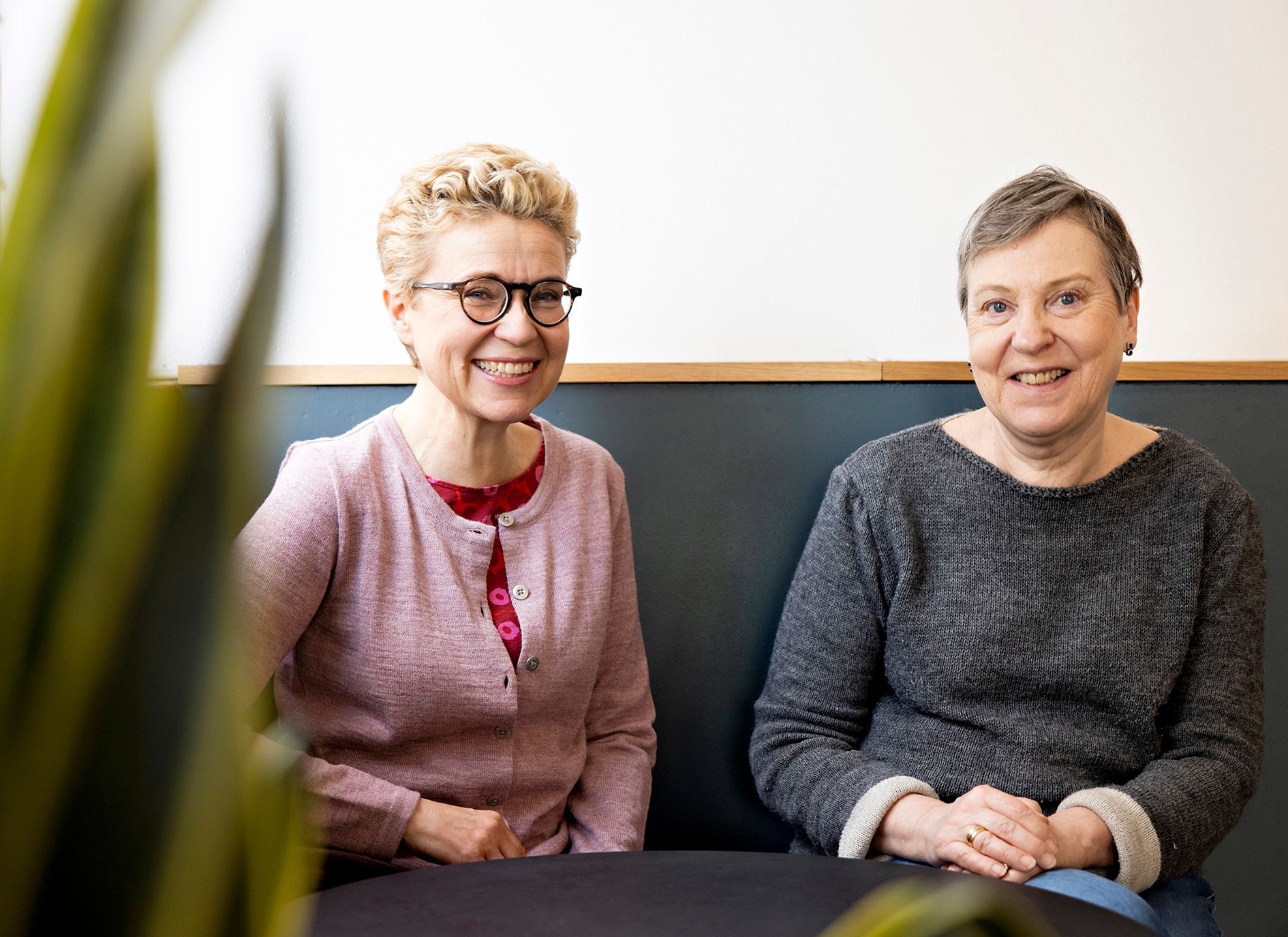 Sirpa Kähkönen ja toimittaja Marja-Terttu Yli-Sirniö tapasivat kahvilassa Helsingin Kalliossa. © Tommi Tuomi