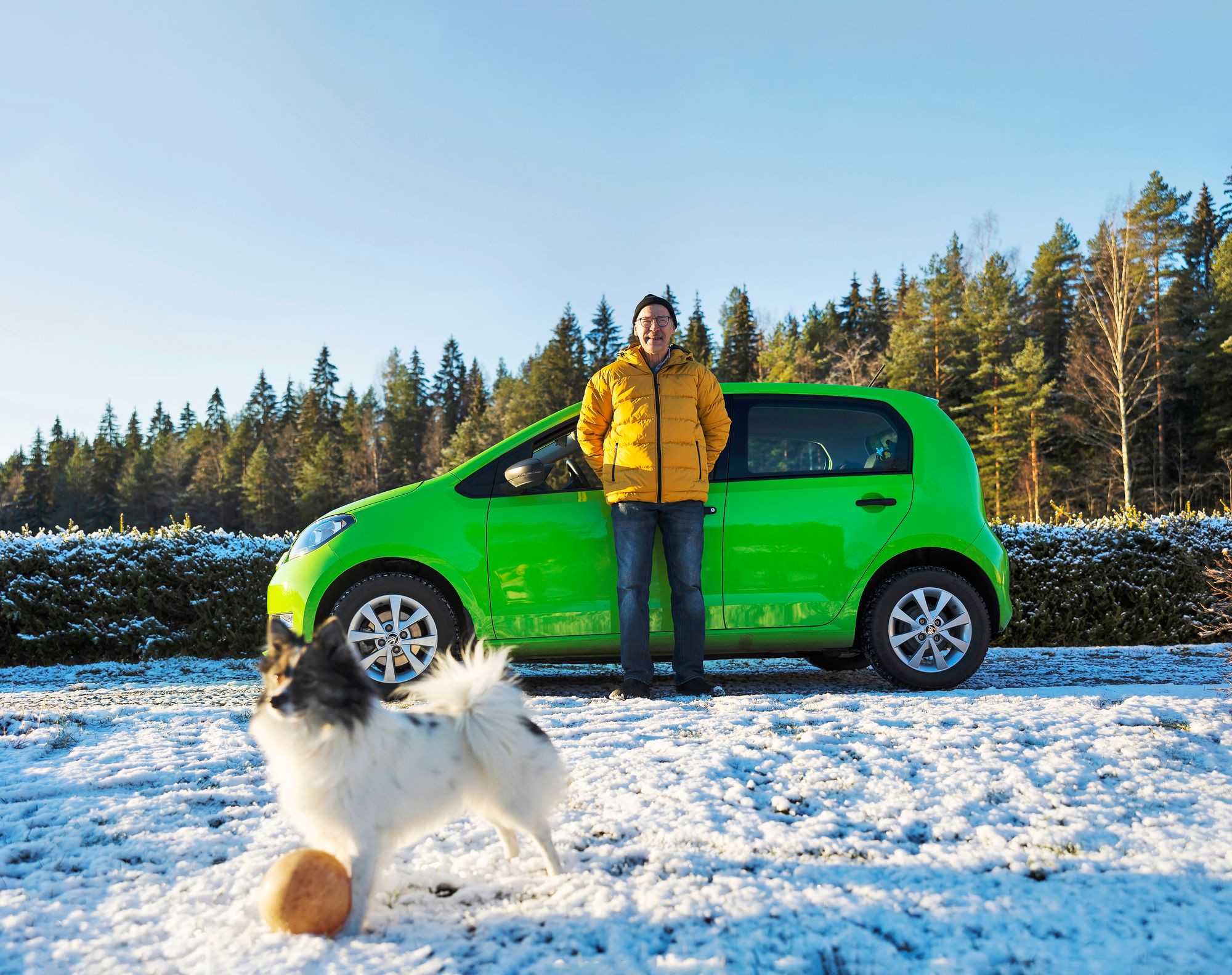 Sähköauto on äänetön, joten Mönkkösillä haukkuherkkä koira on ollut hyvä haukkuvahti varoittamaan muita lähestyvästä autosta. © Matias