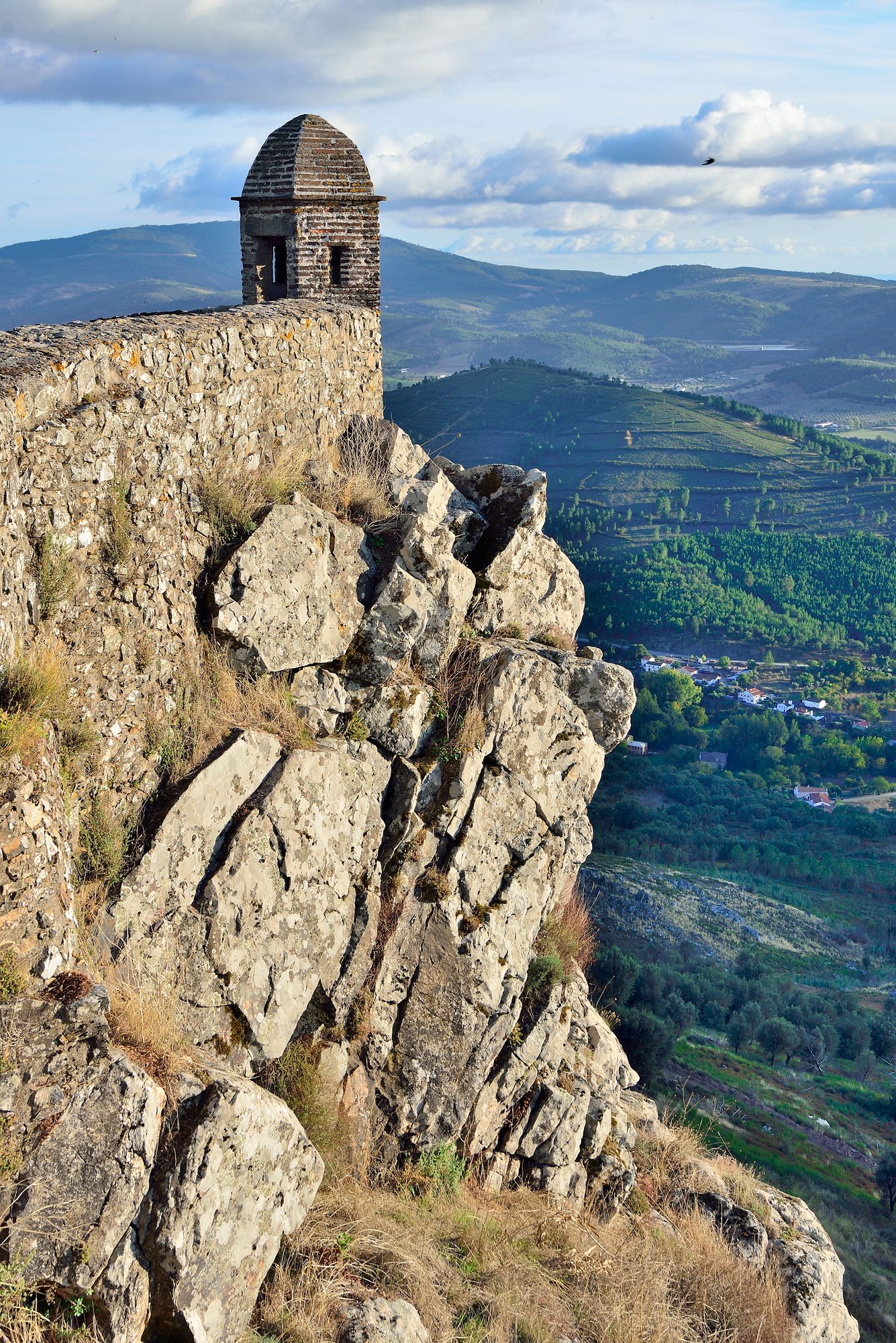 Korkealla vuorella sijaitsevasta Marvãosta lähtee retkeilypolkuja naapurimaan puolelle Espanjaan. © Pekka Numminen