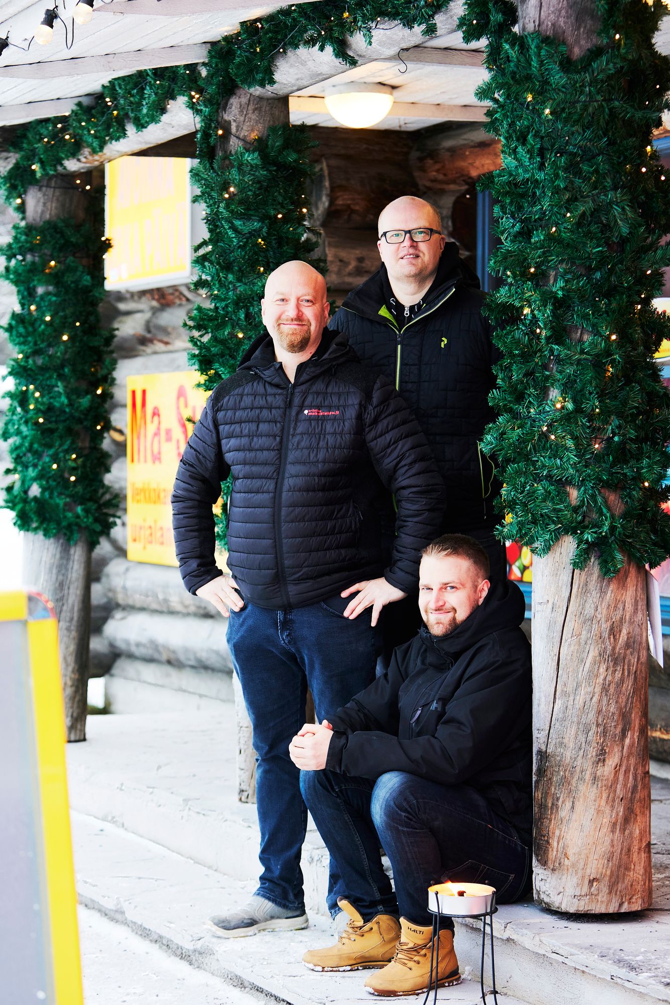 Timo (takana), Jani (keskellä) ja Matti Tuomisen Urjalan makeistukussa käy tohina joulun alla. © Sara Pihlaja