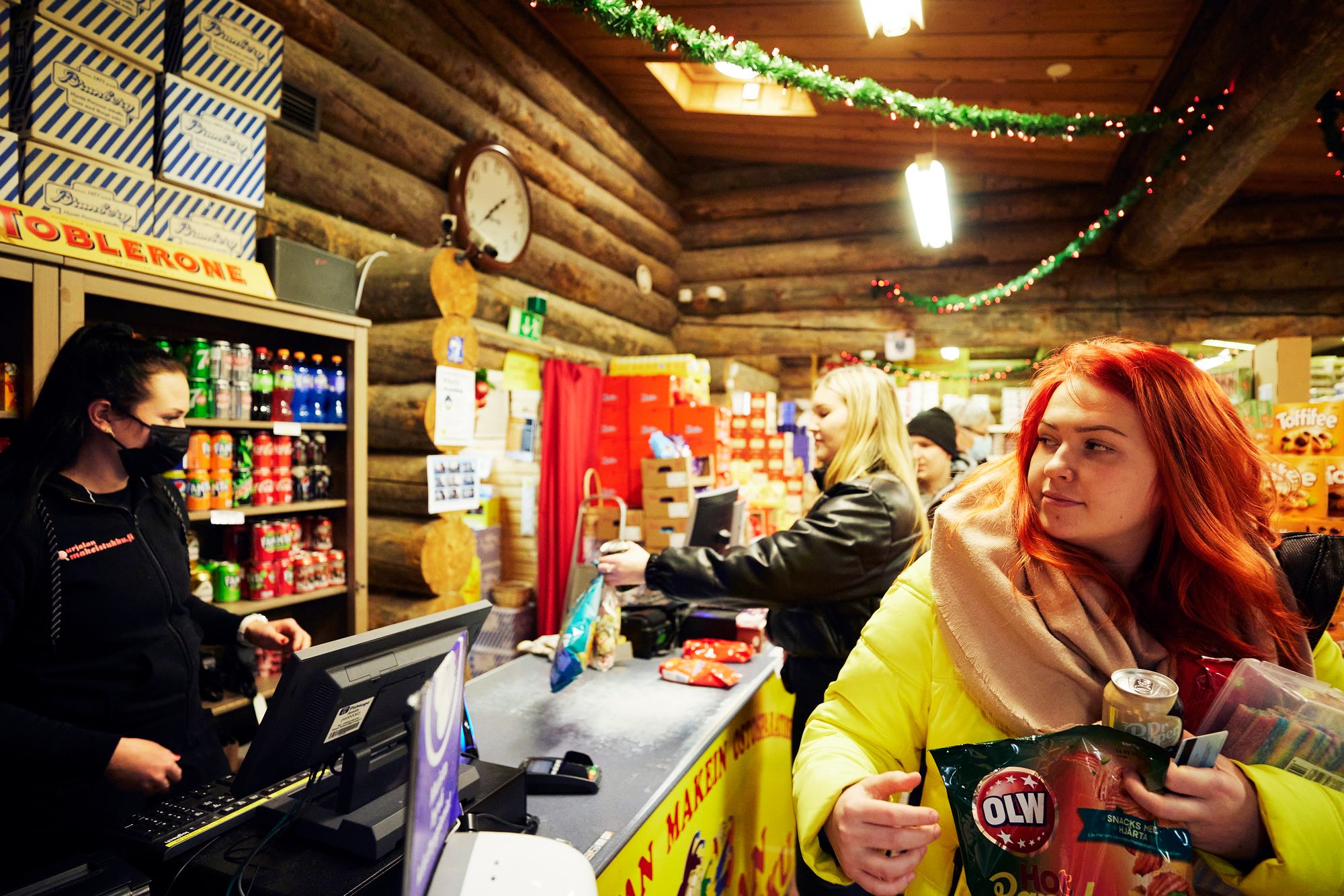 Jenni Ahlqvist pysähtyy ystäviensä kanssa ostamaan makeisia Urjalan makeistukusta. Kaverukset ovat matkalla pikkujouluihin Valkeakoskelta Turkuun. © Sara Pihlaja