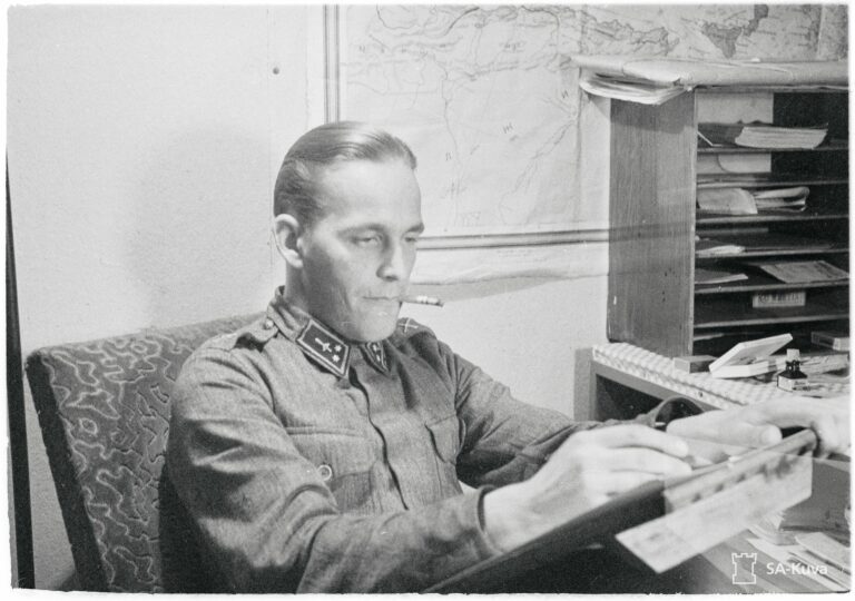 Poika Vesanto palveli jatkosodan aikana tiedotuskomppaniassa ­rintamapiirtäjänä.  © SA-kuva