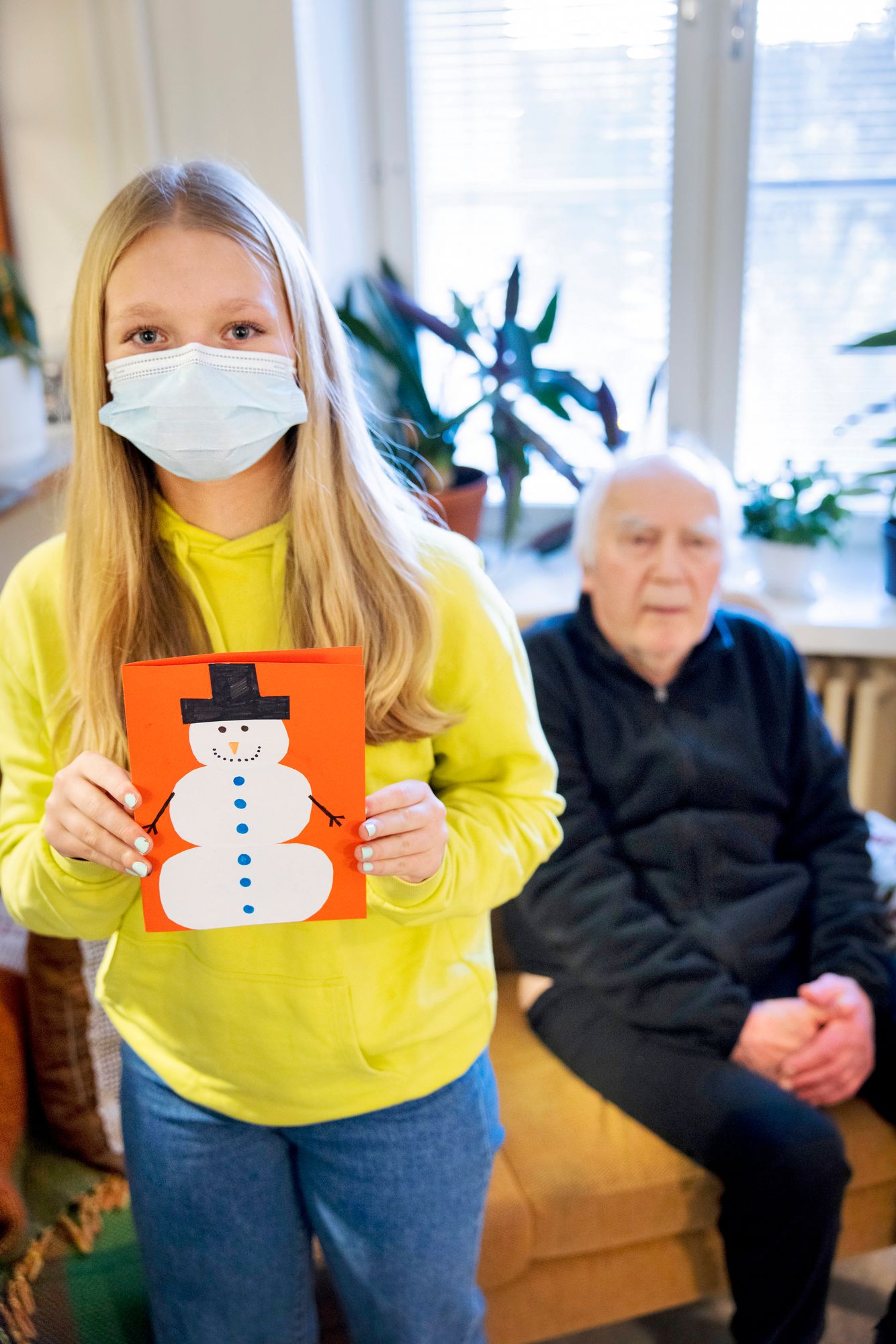 Emma Kirjonen esittelee vanhuksille tekemäänsä joulukorttia. © Tommi Tuomi