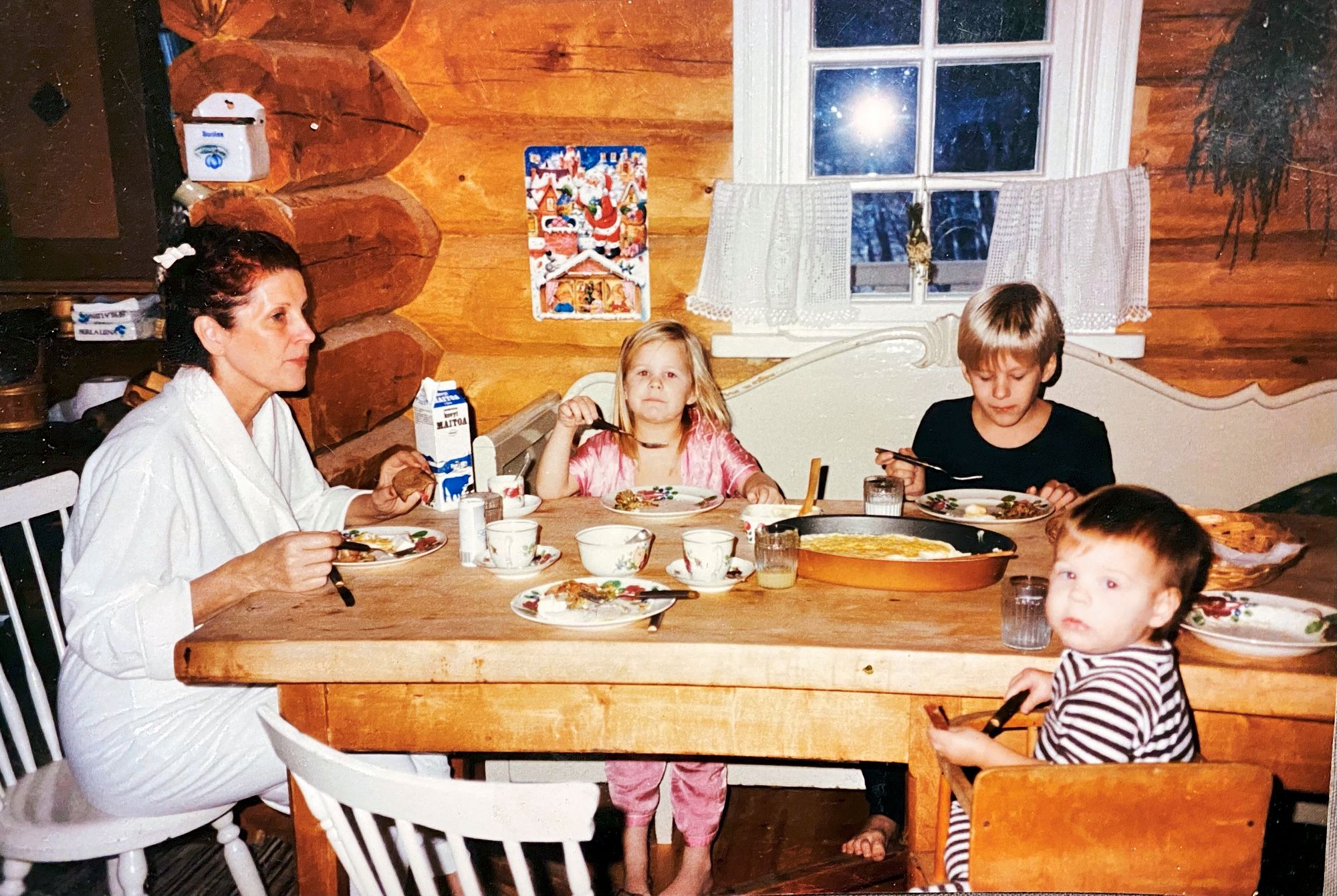 Airan keittämä riisipuuro maistui aamupalalla uunipuurona. Kuva vuodelta 1985, jolloin Kiti oli 5-, hänen veljensä Niko 8- ja sisko Suvi 1,5-vuotias. © samulinin kotilabumi
