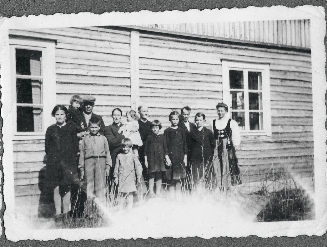 Suvantojen perhekunta evakkomatkalla Outokummussa 1940 tai -41. © Suvannon kotialbumi