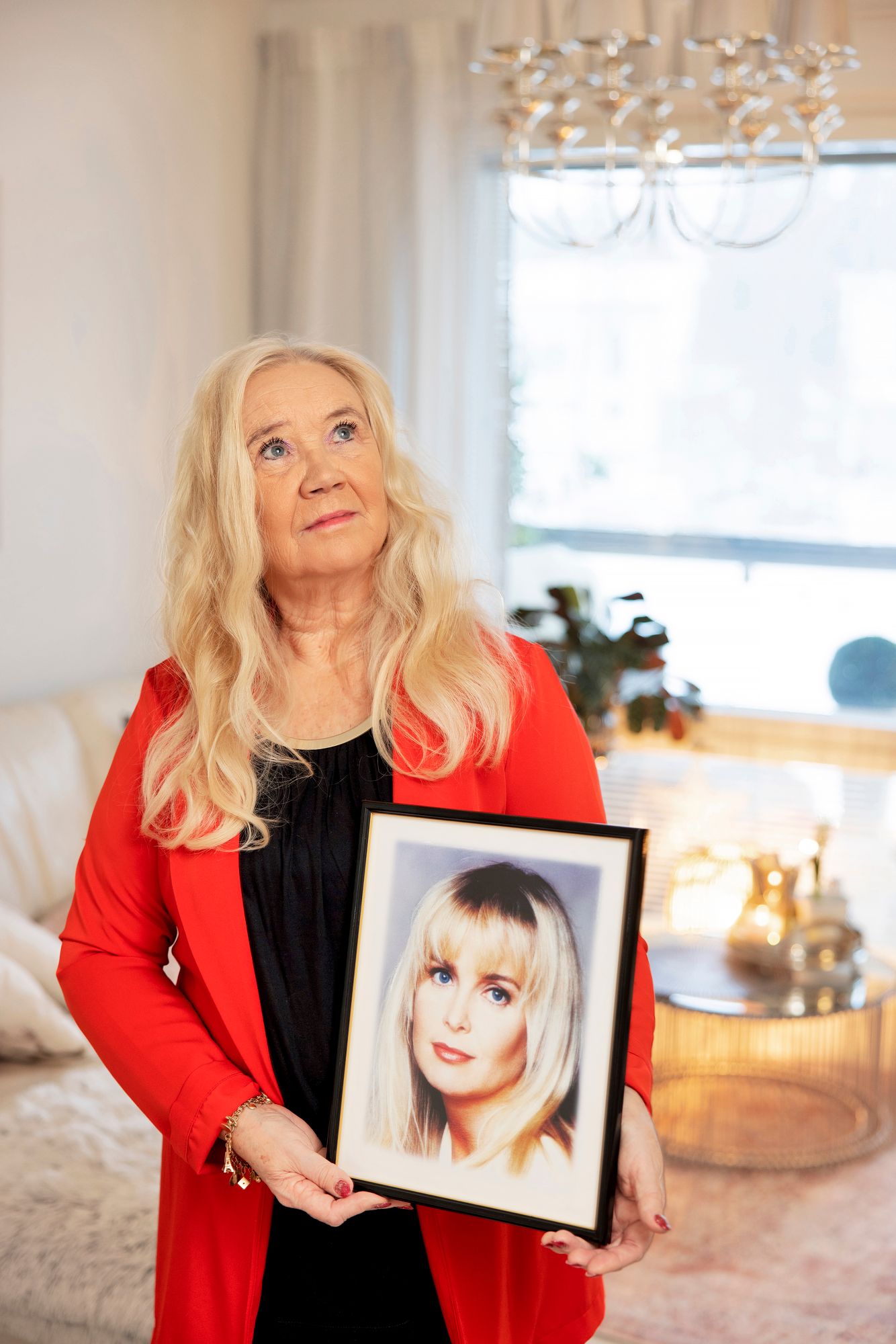 Leila Salmelainen haluaa uskoa, että Armi Aavikko olisi lopulta toipunut sairauksistaan, jos hän olisi saanut elää. ”Hän olisi nyt 63-vuotias, kolmen lapsen äiti, kukkakauppias ja tekisi satunnaisesti laulukeikkoja”, Leila kuvittelee. © Tommi Tuomi