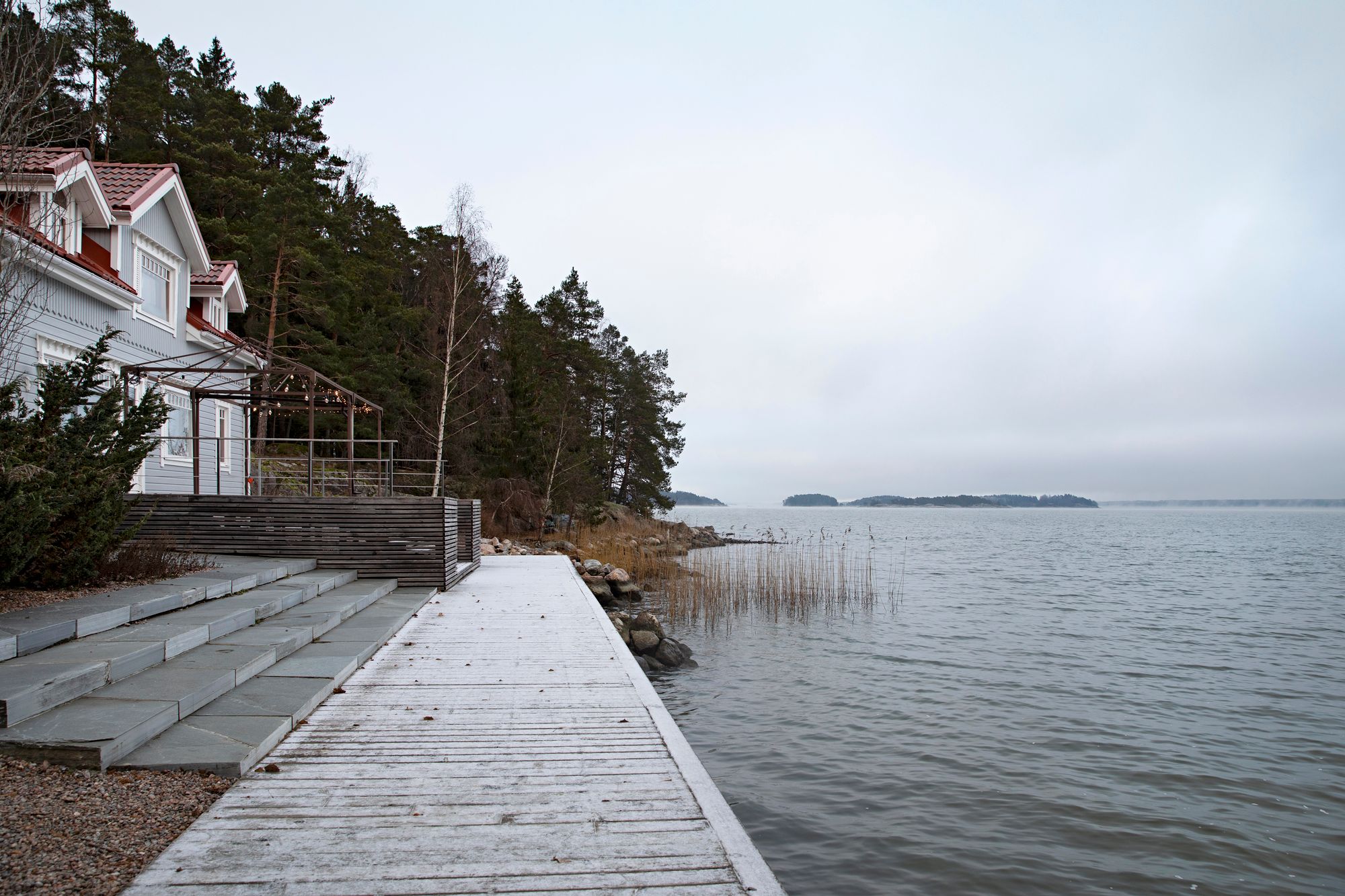 Etenkin kesäisin kovassa käytössä olevalta terassilta aukeaa upea merimaisema saaristoon. © Suvi Elo