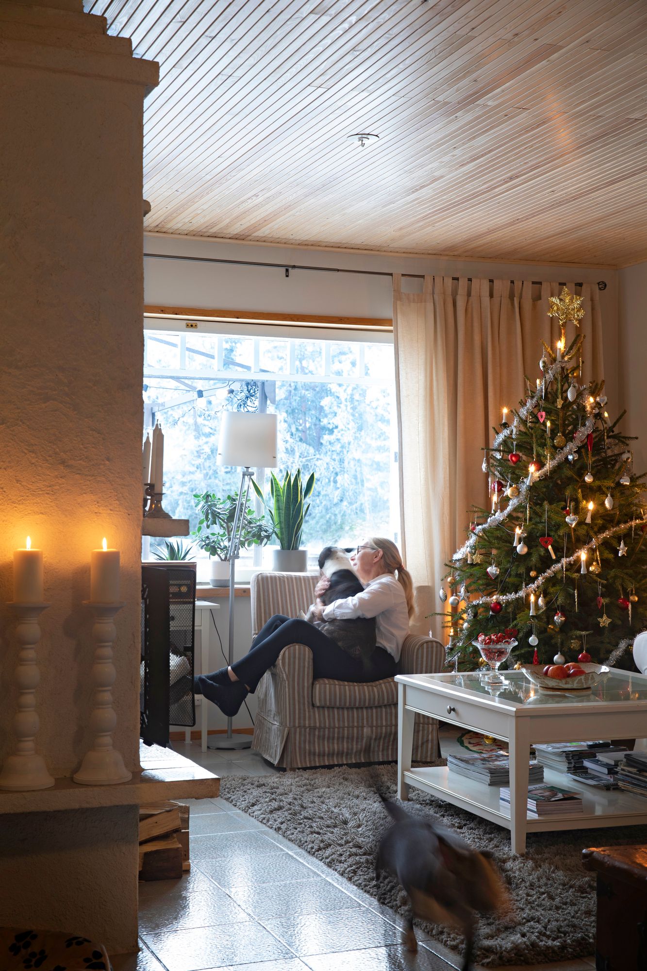 Maija Eskeli aloittaa jouluvalmistelut hyvissä ajoin. Hän kaivaa koristeet esiin jo pikkujouluaikaan marraskuussa oman syntymäpäivänsä tienoilla. © Suvi Elo
