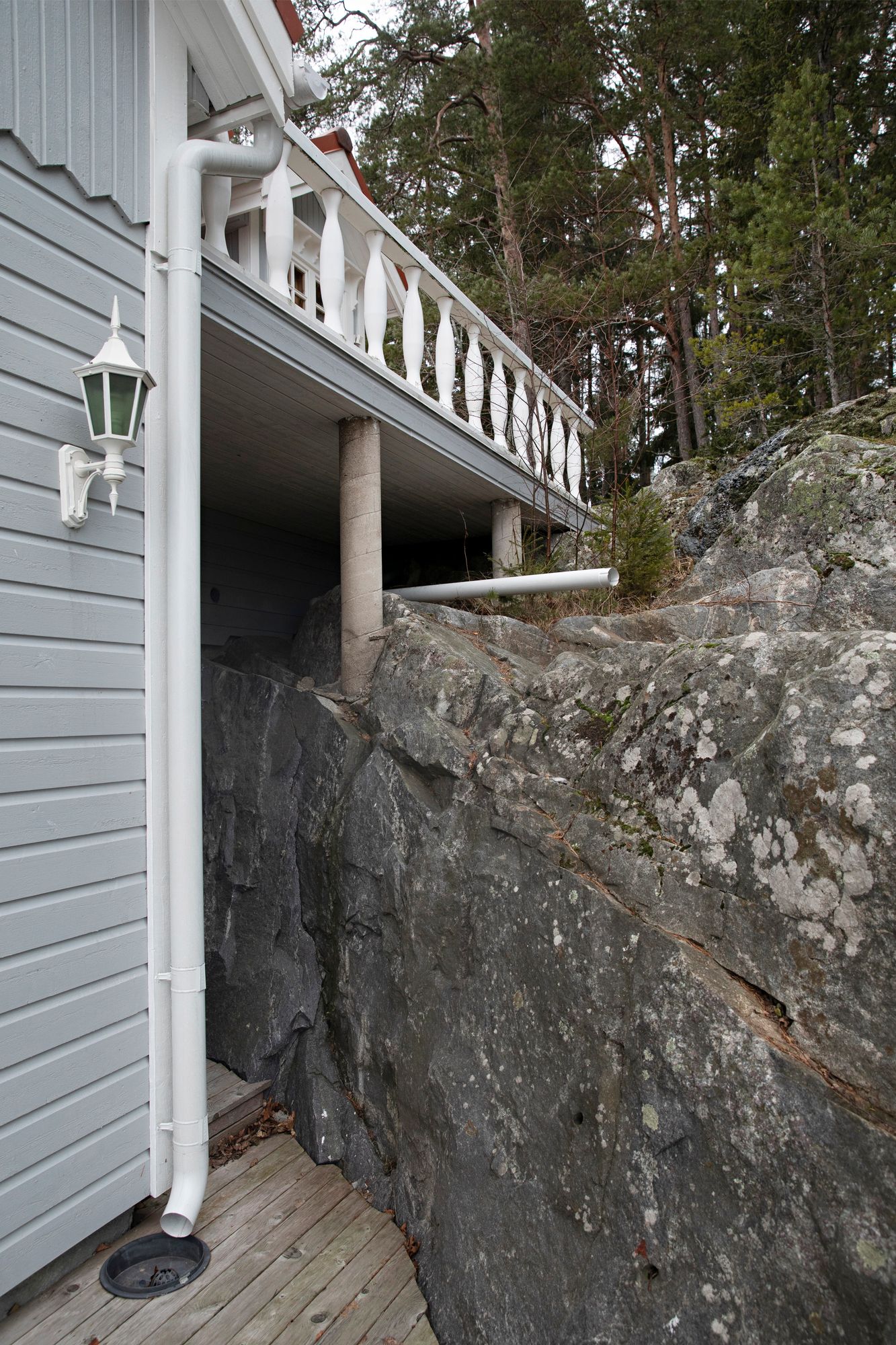 Rauharentola on rakennettu osittain kiinni kallioon. Talon vanhin osa on 1930-luvulta. © Suvi Elo