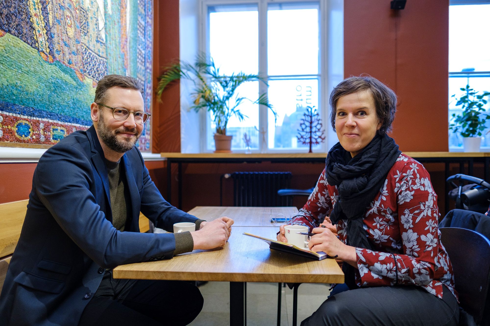 Joel Haahtela ja toimittaja Irina Björkman tapasivat kahvilassa Helsingissä. © Jari Härkönen