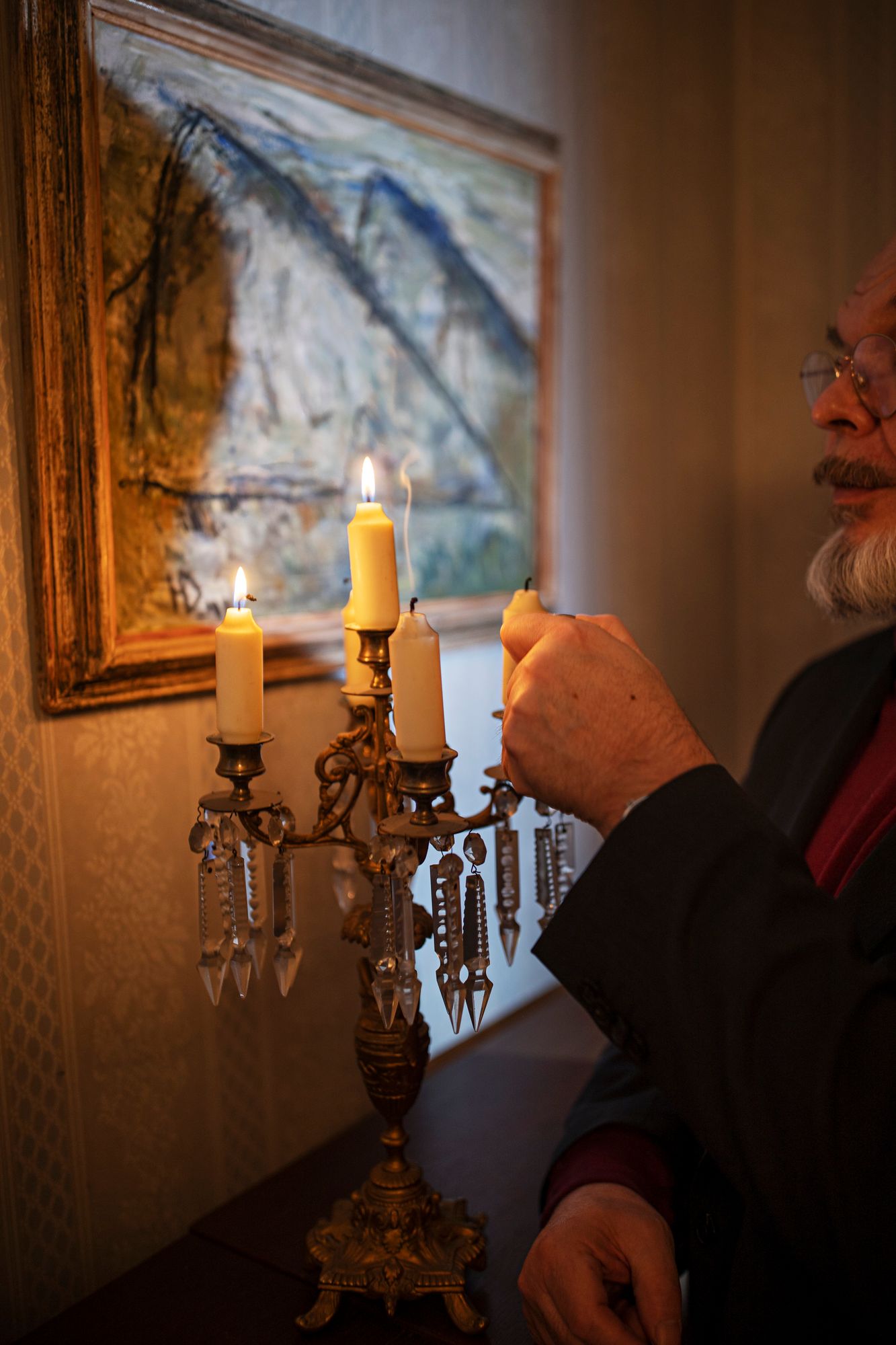 Kun iso­vanhemmat järjestivät joulukuun juhlat, asunnossa paloi aina kynttilöitä. © Marjo Tynkkynen