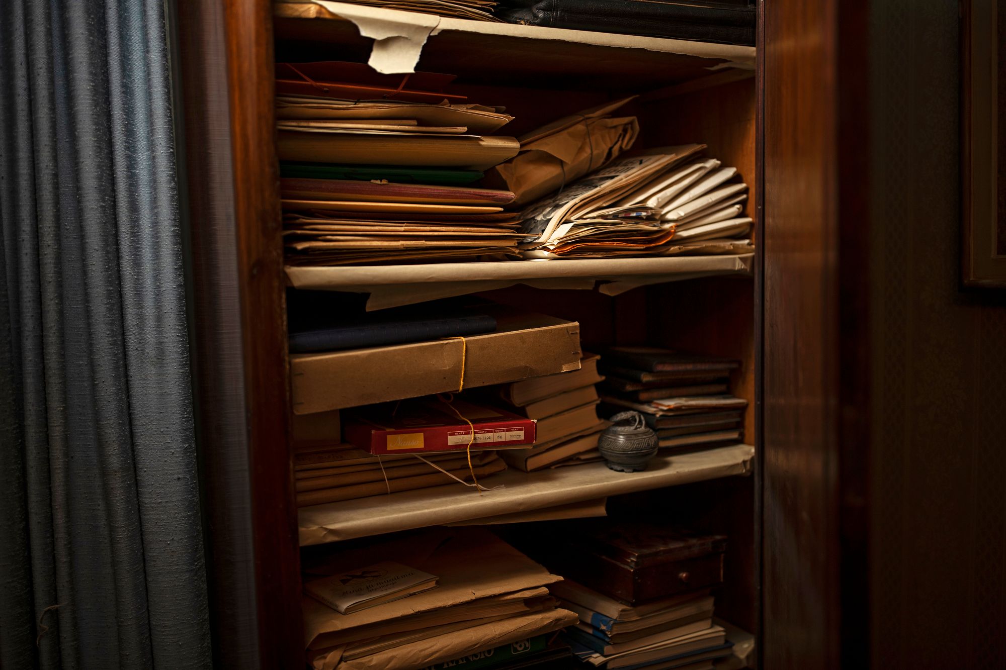 Työhuoneen kaapissa on muun muassa sopimuksia ja ihailijakirjeitä. © Marjo Tynkkynen