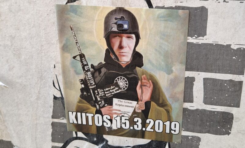 Siege-henkistä kuvastoa on näkynyt Suomessa julisteissa. Teksti viittaa 15.3. tapahtuneeseen Christchurchin joukkoampumiseen Uudessa-Seelannissa.