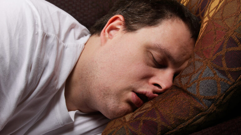 Kuorsaaminen voi viitata unipaneaan, mutta varmempi merkki ovat hengityskatkokset.