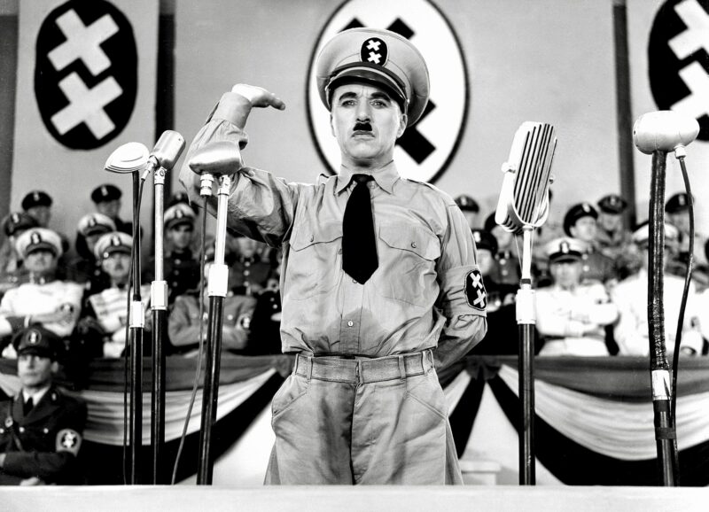 Charlie Chaplin näyttelee diktaattoria ohjaamassaan klassikkokomediassa.
