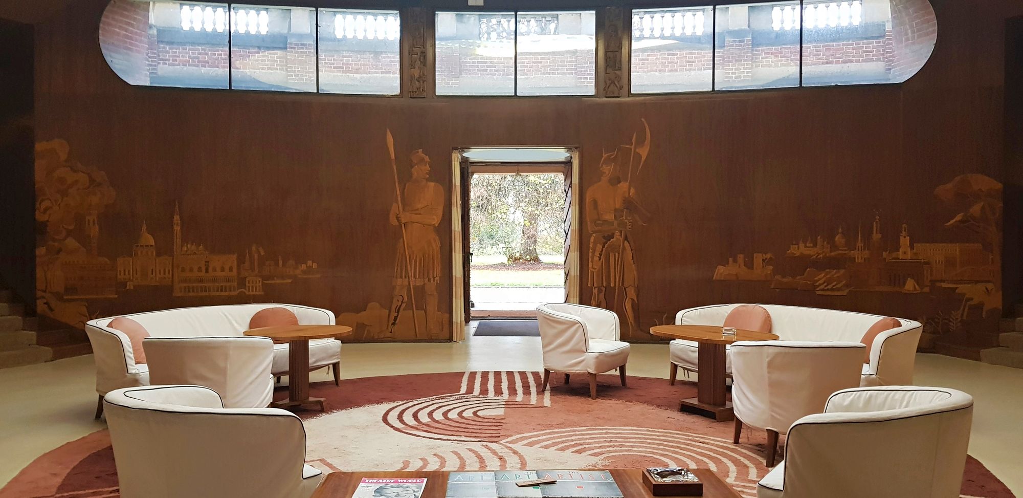 Elthamin palatsin upea Art Deco -tyyliin sisustettu halli esiintyy jaksossa Murhenäytelmä. © Maarit Ritvanen