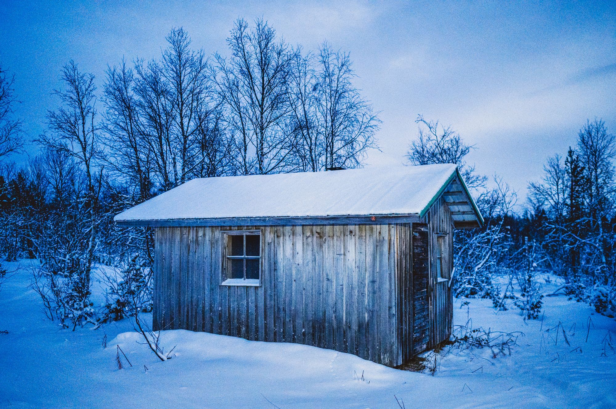 Korsatuvan autiotuvan pihapiirissä on myös puulämmitteinen sauna. Tällä kertaa löylyt jäivät väliin. © Otto Ponto