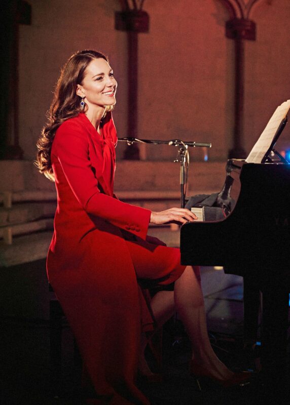 Prinsessa Catherine yllätti joululaulutilaisuudessa Westminster Abbeyn katedraalissa soittamalla itse pianoa. © GEORGE ROGERS / Sipa Press / MVPhotos