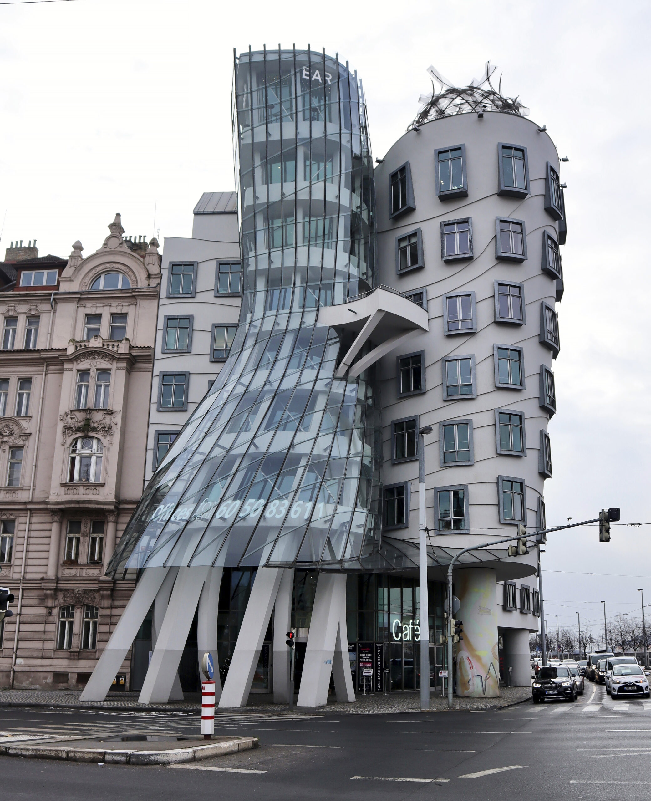 Vuonna 1996 valmistunut ”Tanssiva talo” on modernia arkkitehtuuria edustava nähtävyys Prahassa. Sen sisällä on baari ja ravintola. © Anneli Juutilainen