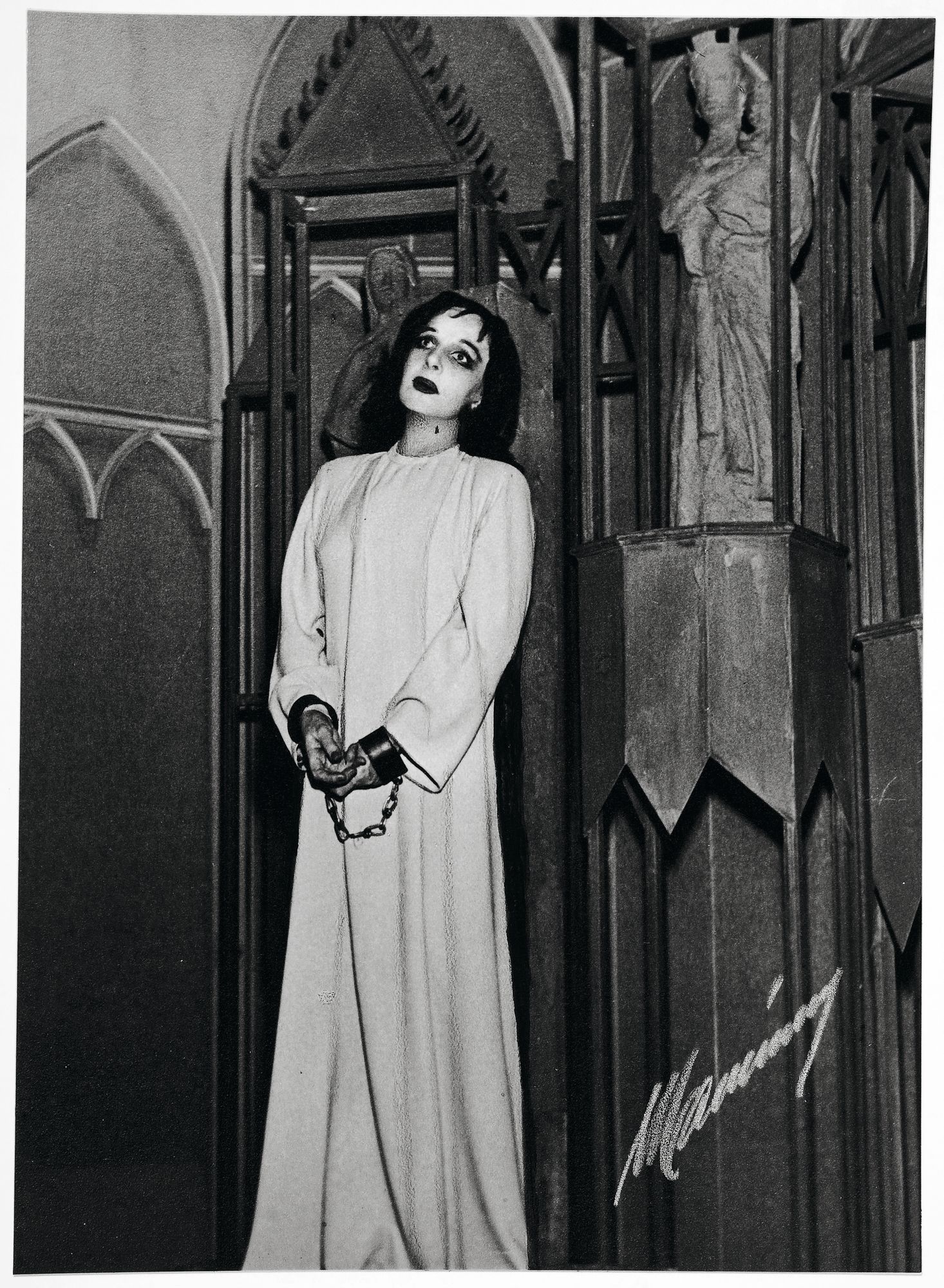Ella Eronen vauhdissa Jeanne D`Arcin roolissa Kansallis­teatterissa 1940-luvulla. © Museovirasto
