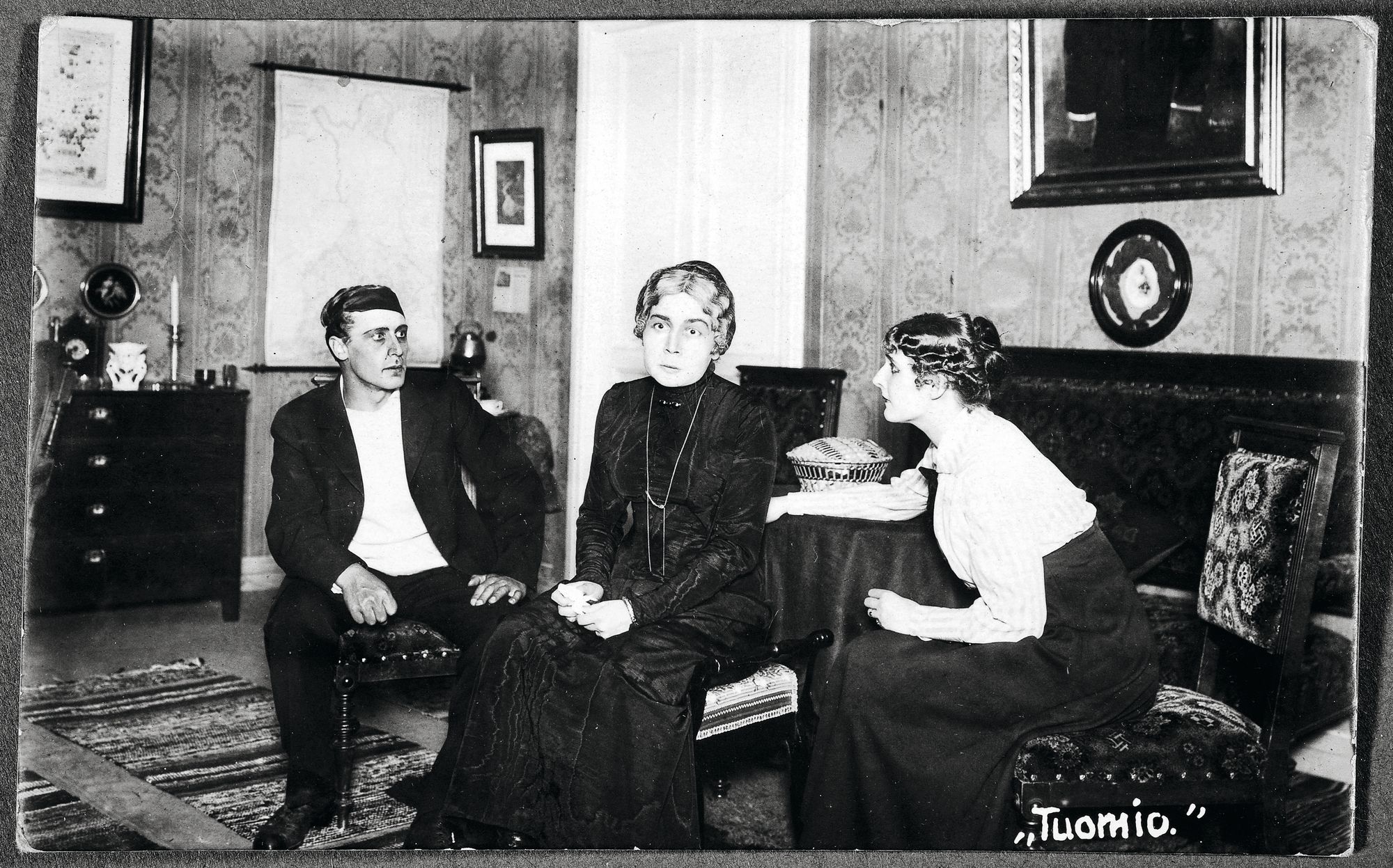 Murheellisen lopun kokenut kansallisteatterin näyttelijä­pariskunta Urho ja Aili Somersalmi (keskellä) Juhani Ahon Tuomio-näytelmän harjoituksissa vuonna 1917. © Museovirasto