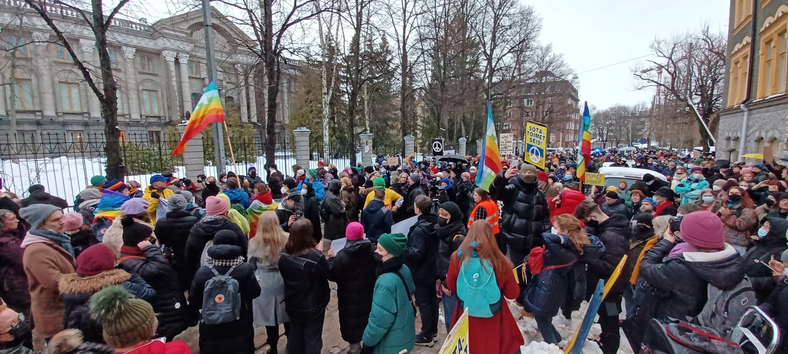 Rauhaa Ukrainaan, hyökkääjä Venäjä ulos sieltä: Mielenosoitus  Tehtaankadulla yhdisti suomalaisia 