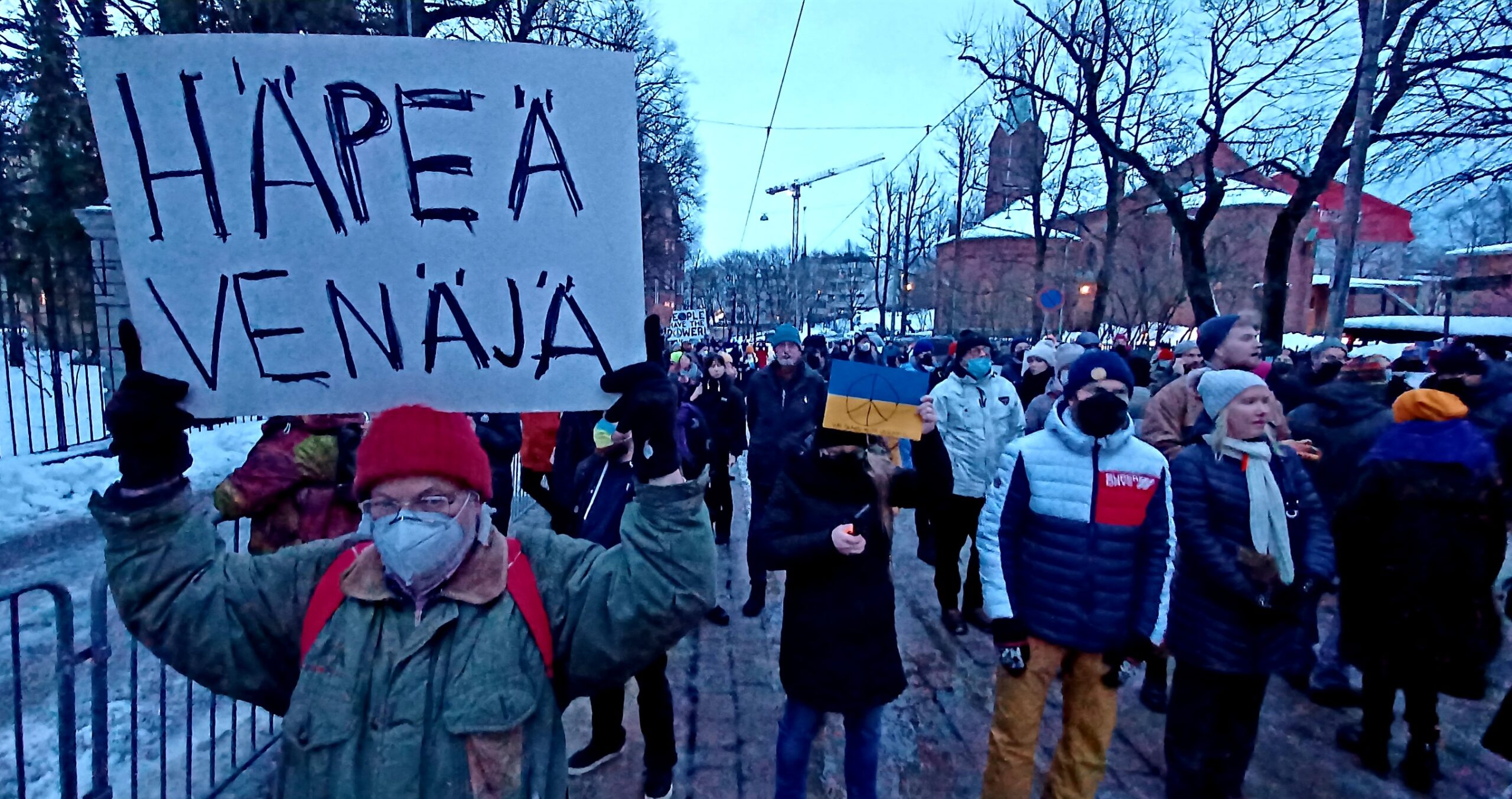 Rauhaa Ukrainaan, hyökkääjä Venäjä ulos sieltä: Mielenosoitus  Tehtaankadulla yhdisti suomalaisia 