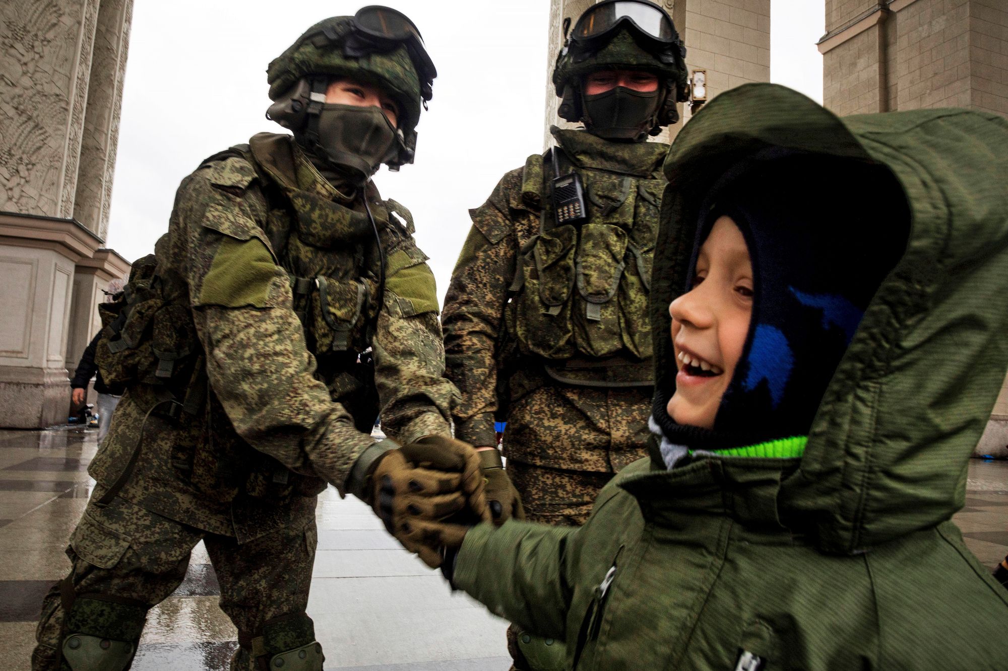 Viranomaiset varoittavat, että miehittäjä yrittää saada asukkaat osallistumaan esimerkiksi propagandakuviin. Etenkin lapsia on varjeltava vieraan vallan sotilailta. © Nikolay Vinokurov / Alamy Stock Photo