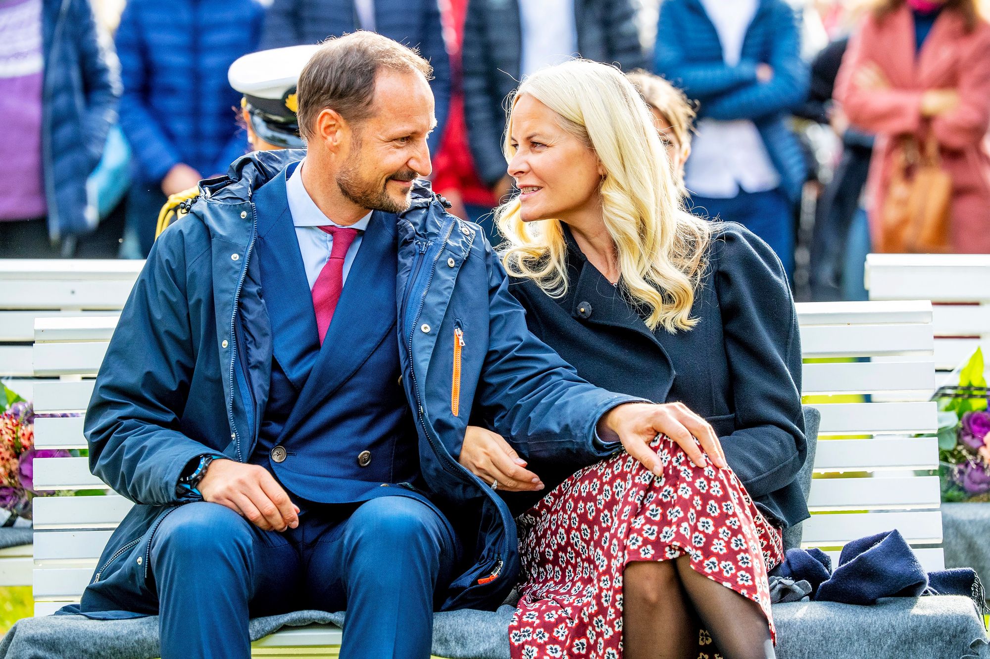 Norjan kruunun­prinssi Haakon ja kruununprinsessa Mette-Marit juhlivat 20-vuotishää­päiväänsä kesällä 2021. Parin rakkaus on kestänyt vaikeudet. © MVPhotos
