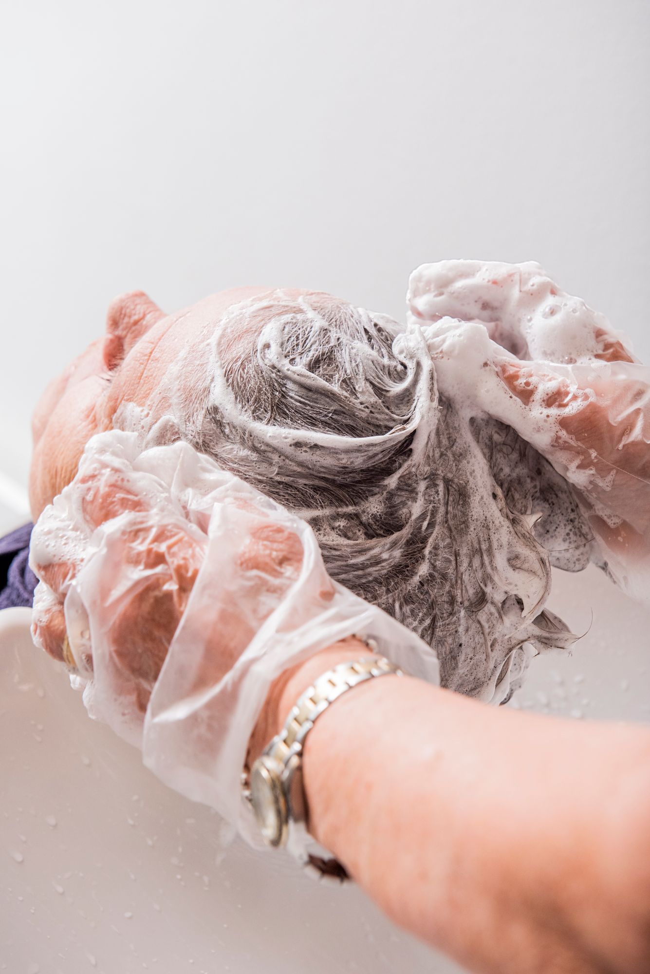 Kaija Soikkelin hiukset pestään hennoille hiuksille sopivalla sampoolla. © Vesa Tyni