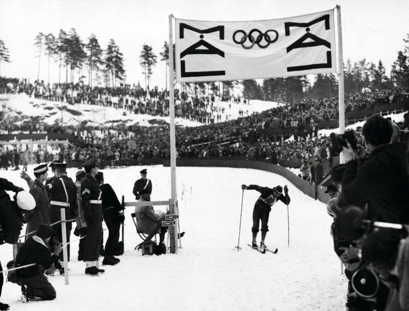 Veikko Hakulinen oli kaatua juuri ennen kuin ylitti maalilinjan Oslon olympiakisojen 50 kilometrin hiihdon voittajana. <span class="typography__copyright">© Skoy</span>