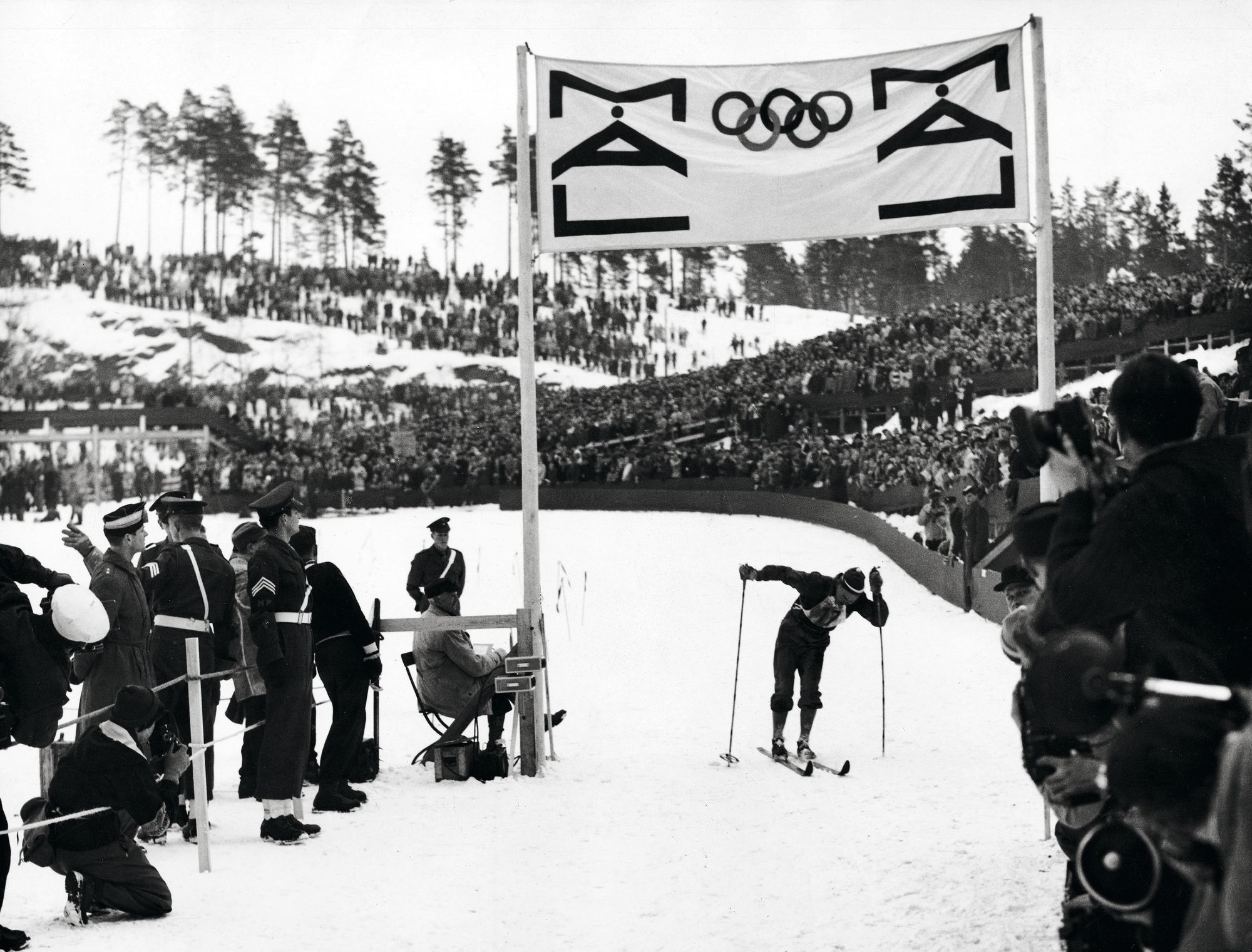 Veikko Hakulinen oli kaatua juuri ennen kuin ylitti maalilinjan Oslon olympiakisojen 50 kilometrin hiihdon voittajana. © Skoy