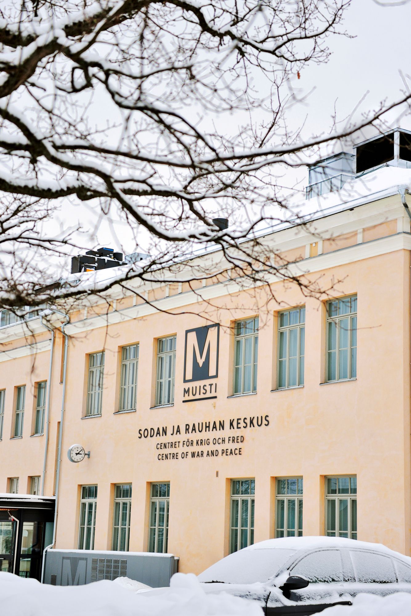 Keskus ja Päämajamuseo toimivat rakennuksessa, joka oli aikaisemmin koulu. © Pekka Numminen