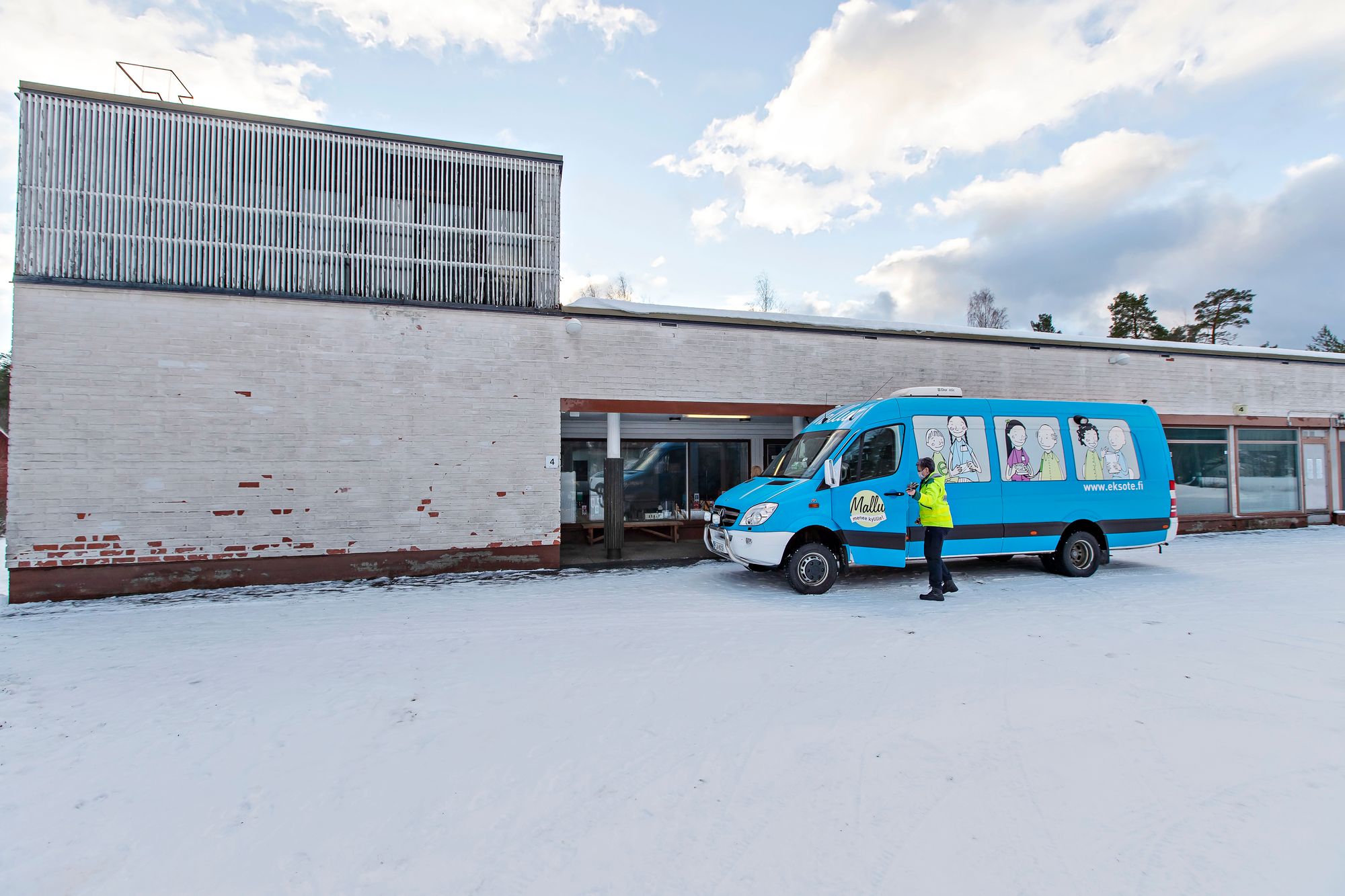 Eksoten Mallu-auto kiertää kyliä. Ylämaalla se palvelee torstaisin. © Mikko Nikkinen