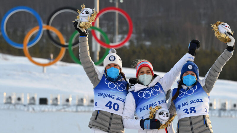 Peking Kerttu Niskanen ja Krista Pärmäkoski saivat olympiamitalit 10 kilometrin hiihdossa.