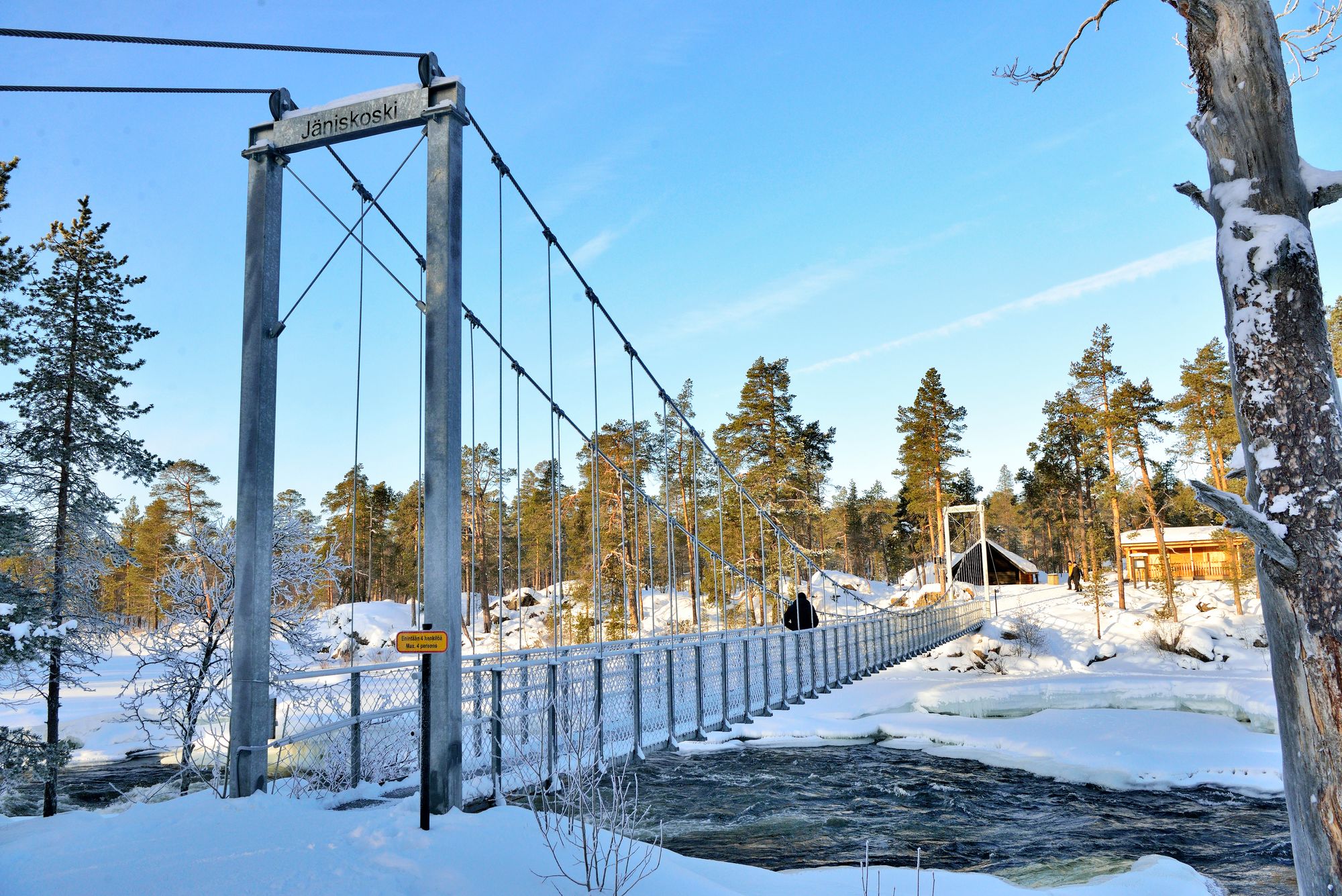 Inarin keskustasta kulkee Juutuanjoen vartta hyvä ja helppo patikkareitti Jäniskoskelle, jossa on muun ­muassa nuotiopaikka. © Pekka Numminen