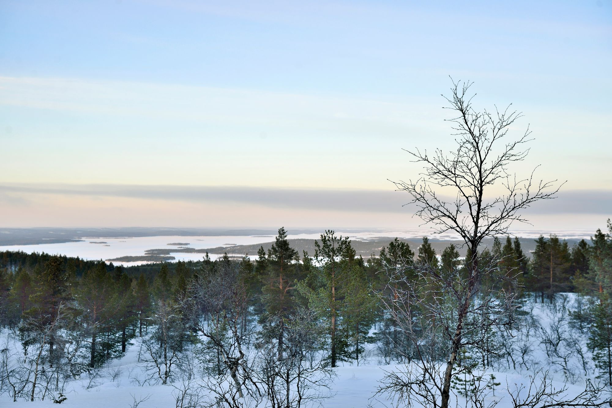 Tuulispään laelta noin 10 kilometrin päässä kirkonkylältä on hienot näkymät Inarinjärvelle. © Pekka Numminen
