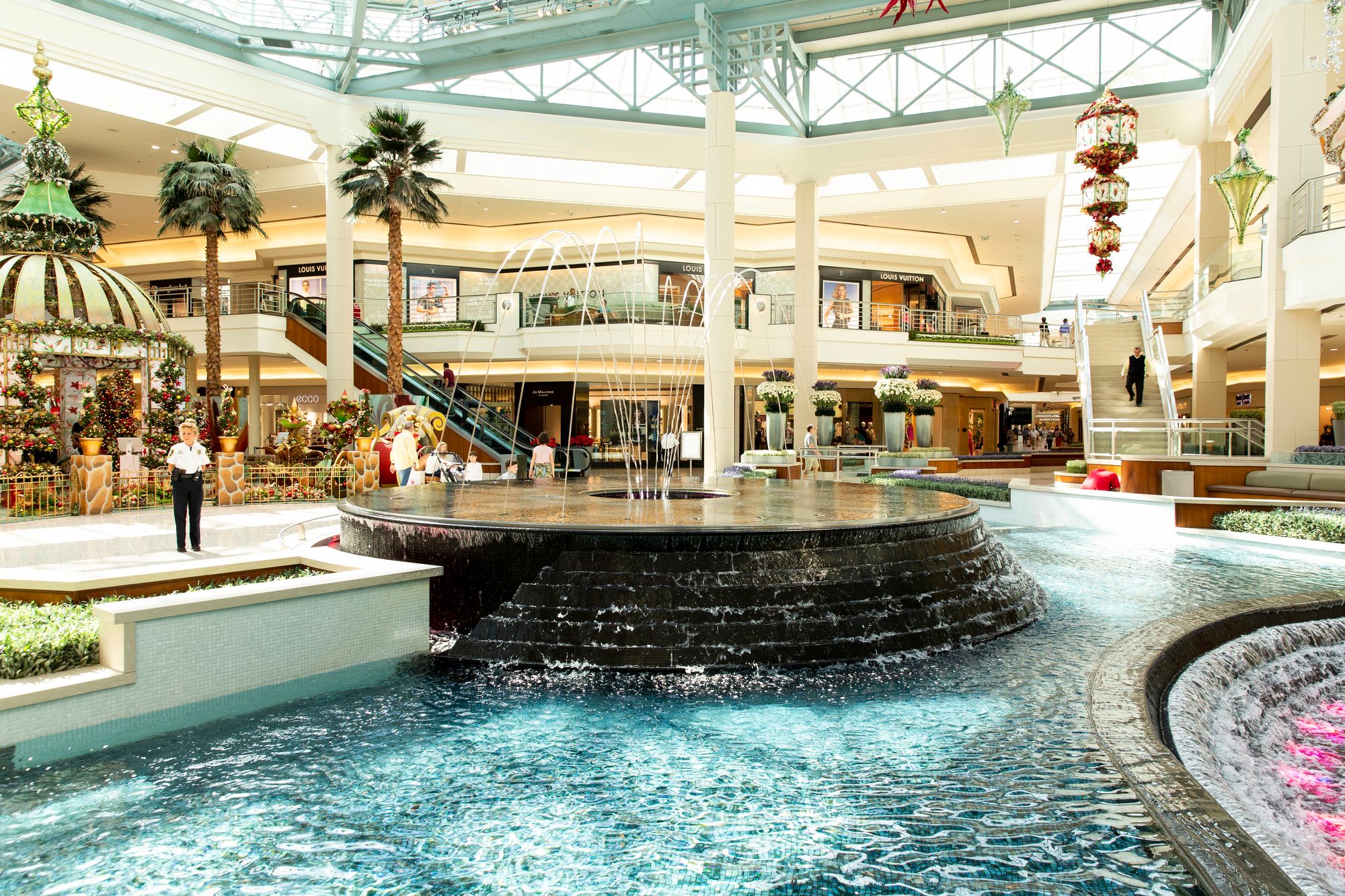 Gardens Mall -ostoskeskus on viihtyisä ja ylellinenkin ostos- ja ajanvietto­paikka palmu­istutuksineen ja vesialtaineen. © Tommi Tuomi