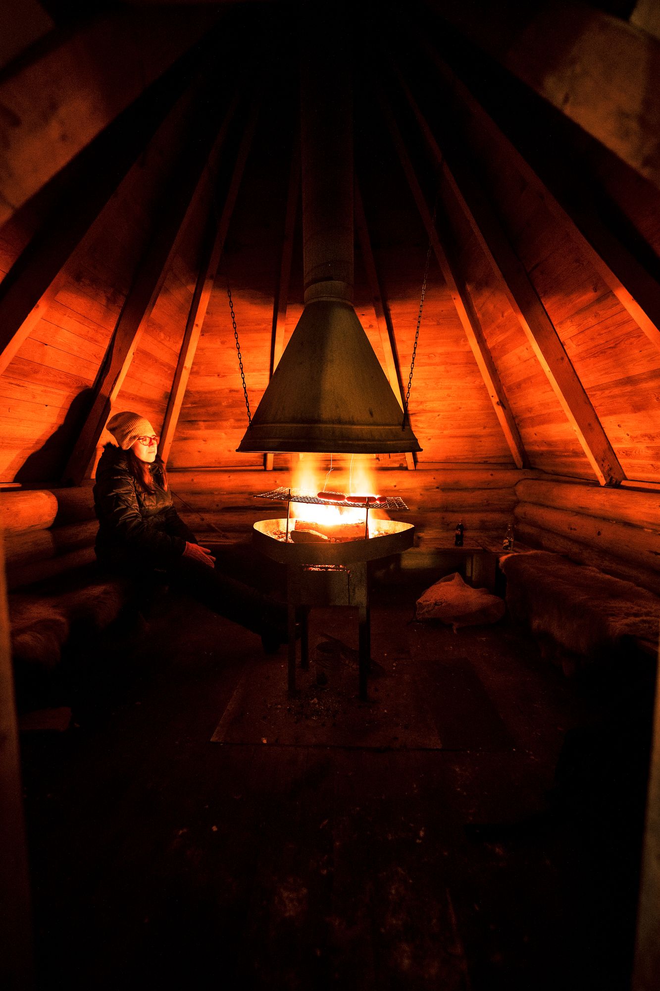 Kodassa tulen äärellä on helppo rauhoittua ja miettiä maailman menoa. © Jari Romppainen
