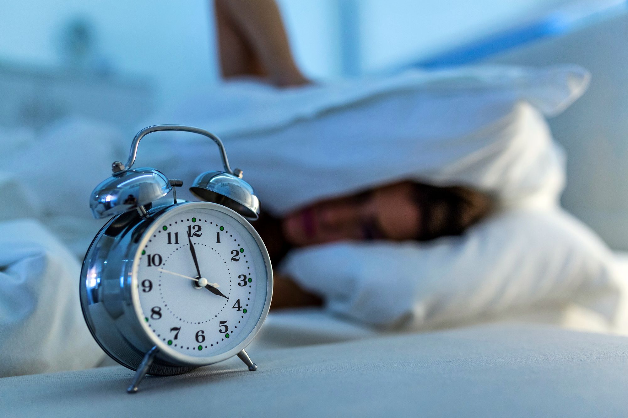 Vaikka unettomuus turhauttaa, kannattaa siihen suhtautua rennosti ja hyväksyä, että välillä ­nukkuu hyvin ja välillä vähän huonommin. Pitkäaikaiseen unettomuuteen kannattaa hakea apua. © iStock