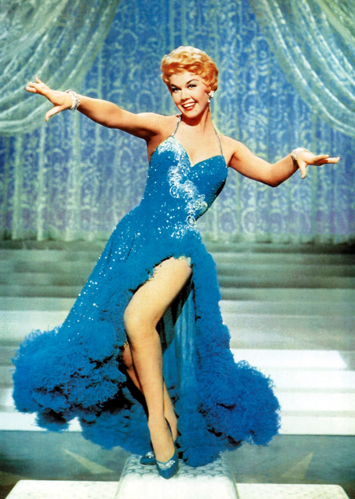 Doris säihkyi glamouria vuoden 1955 elokuvassa Laulu ilman rakkautta. © Courtesy Everett Collection
